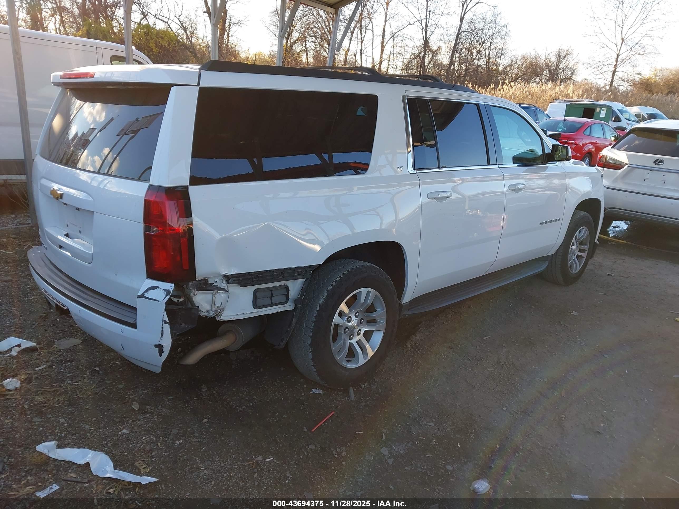 CHEVROLET SUBURBAN image 4