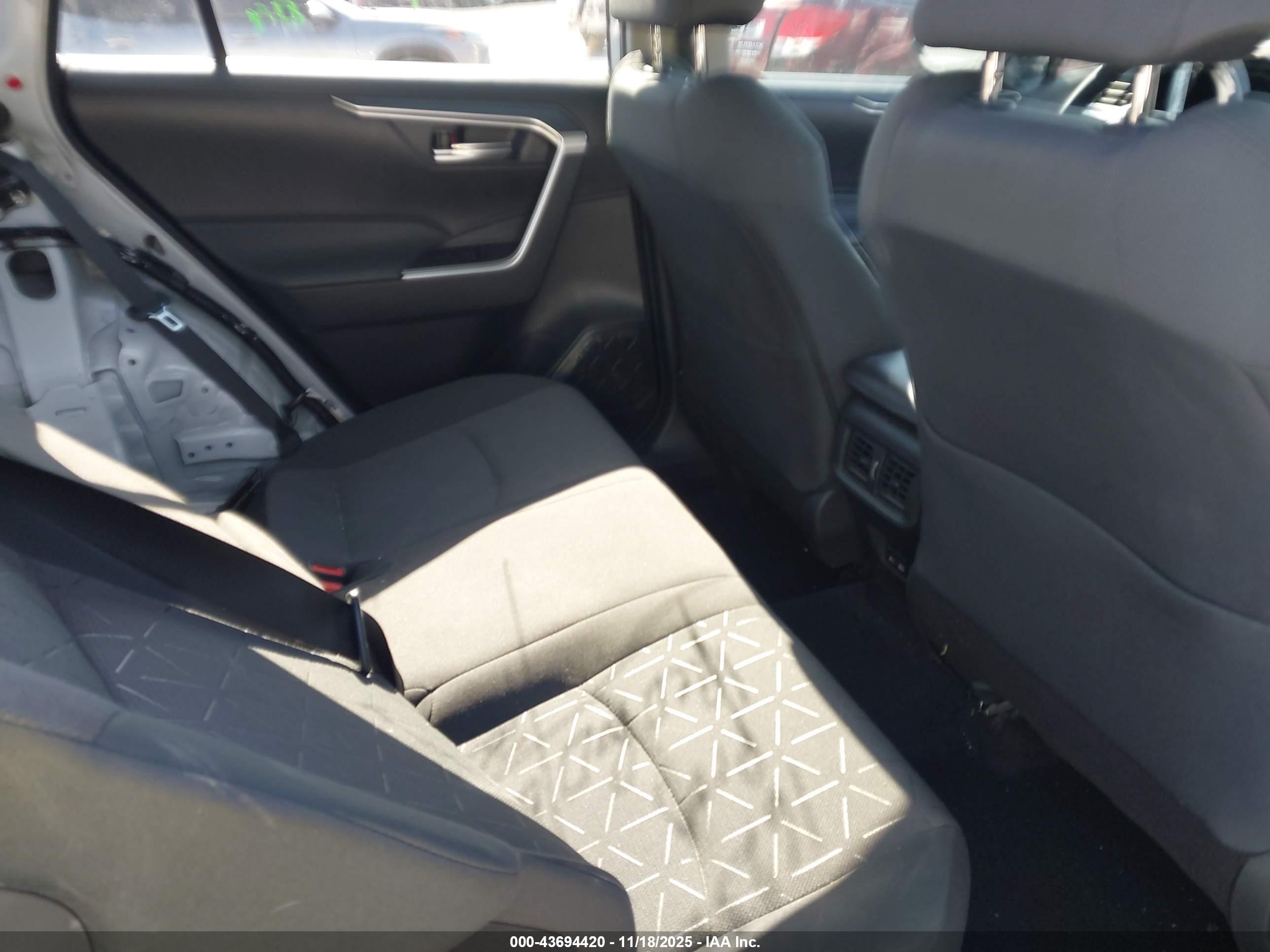 TOYOTA RAV4 image 8