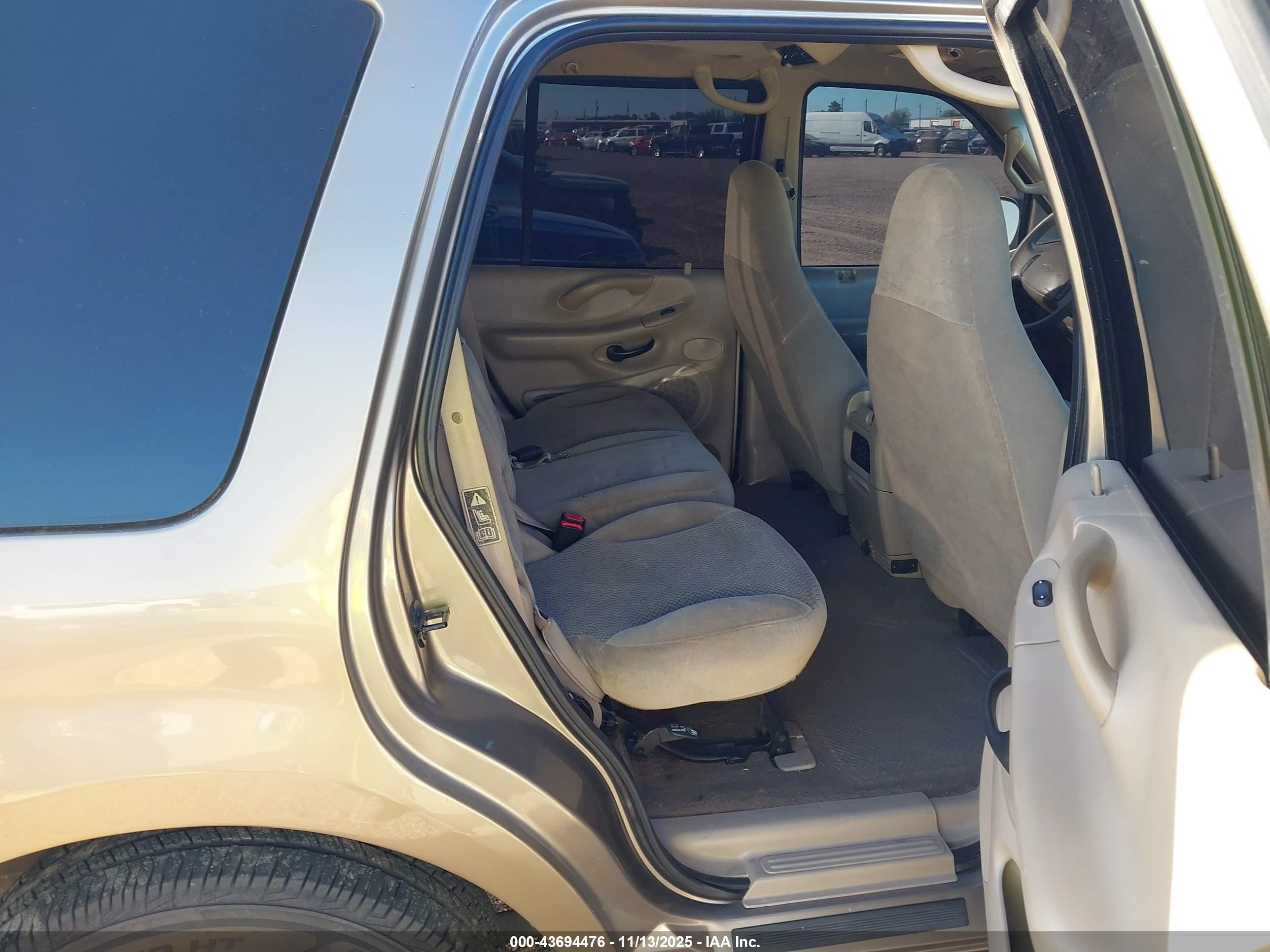 FORD EXPEDITION image 8