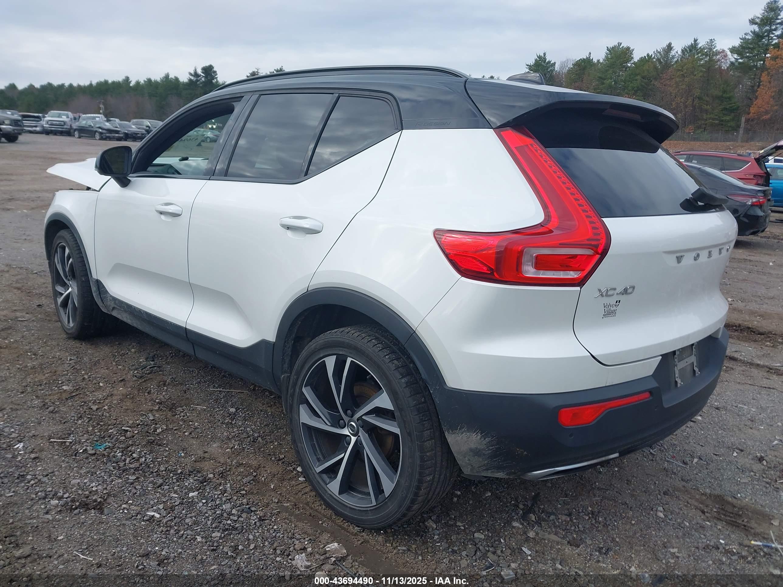 VOLVO XC40 image 3