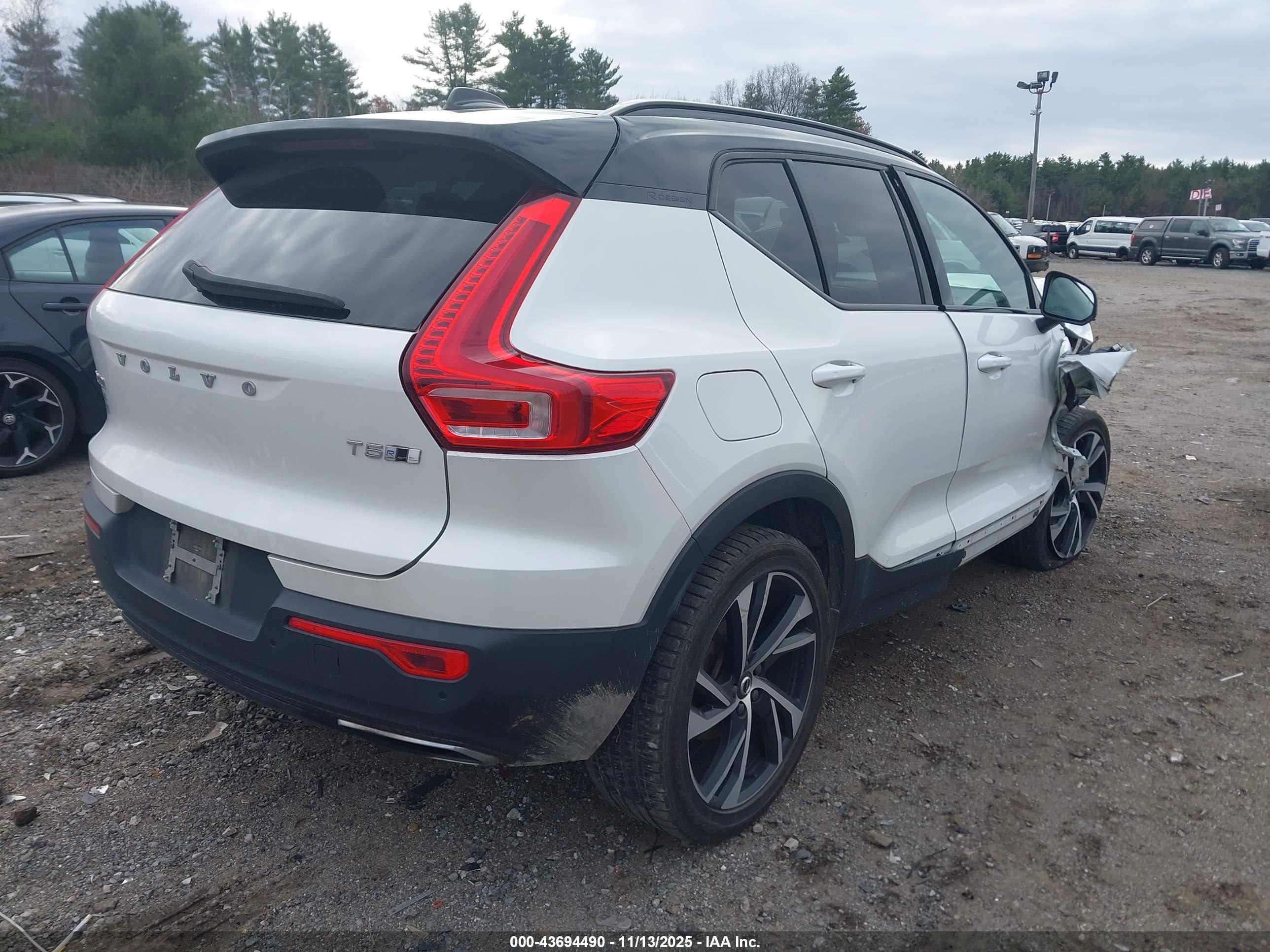 VOLVO XC40 image 4