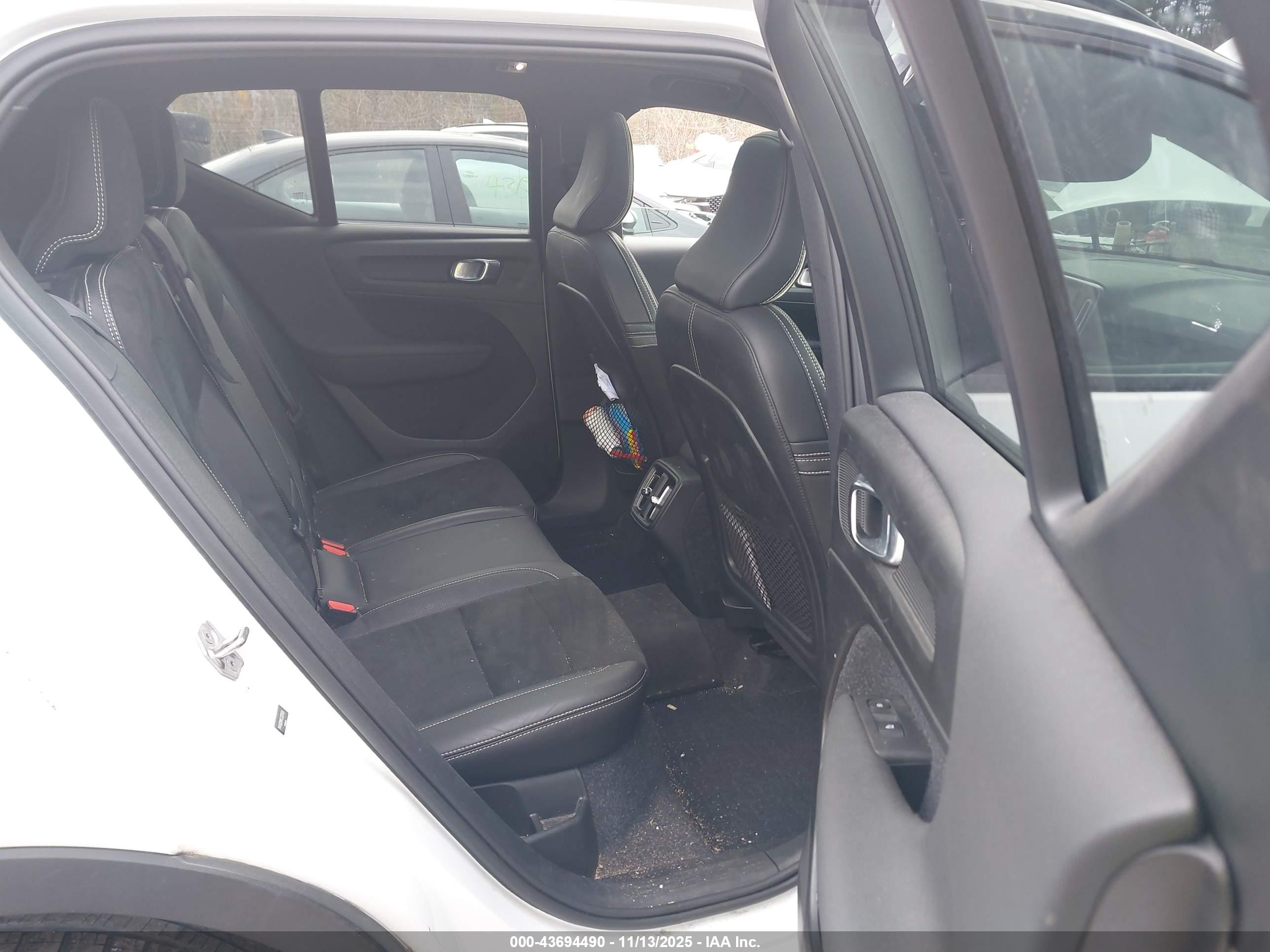 VOLVO XC40 image 8