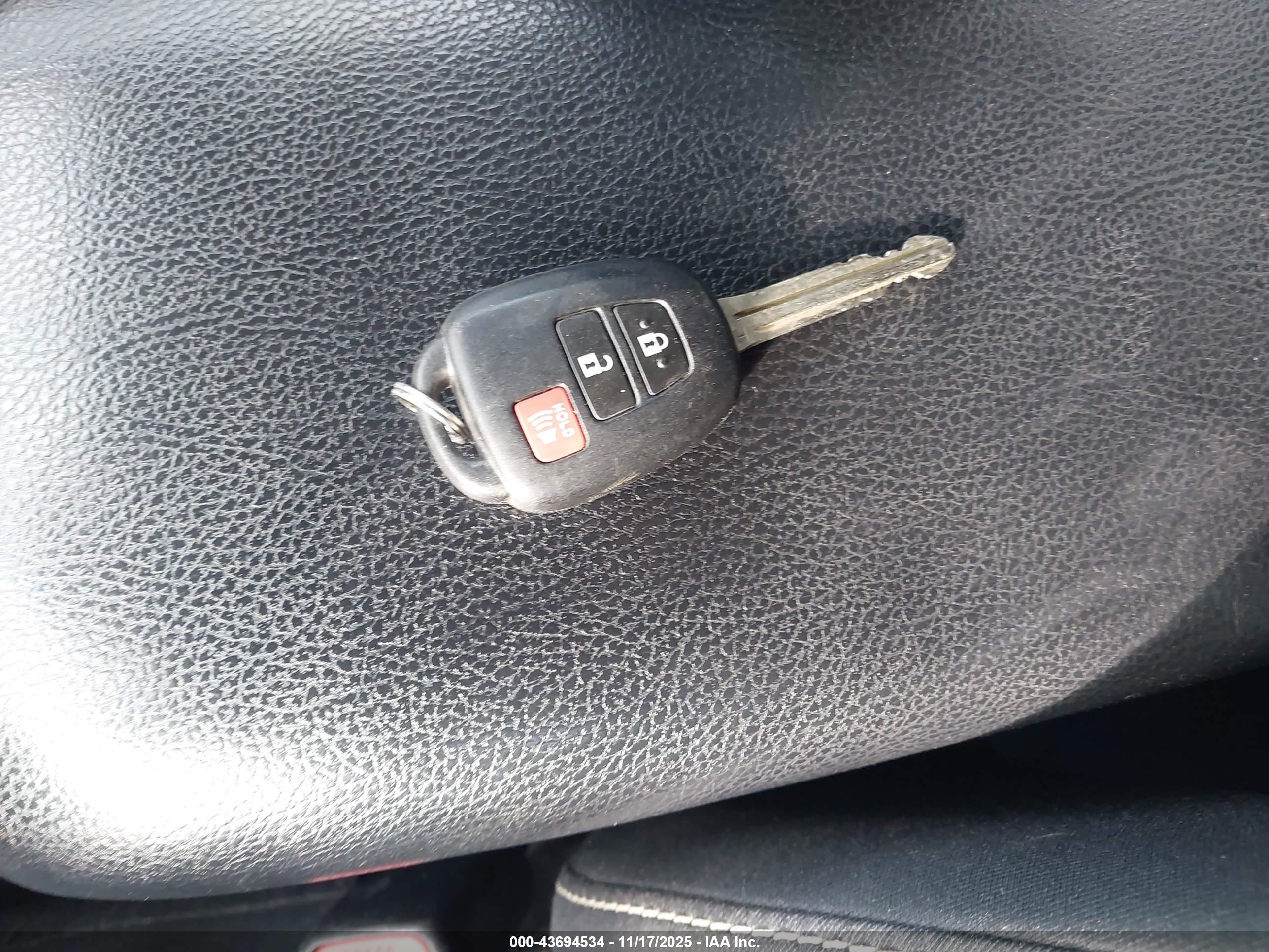 TOYOTA RAV4 image 11