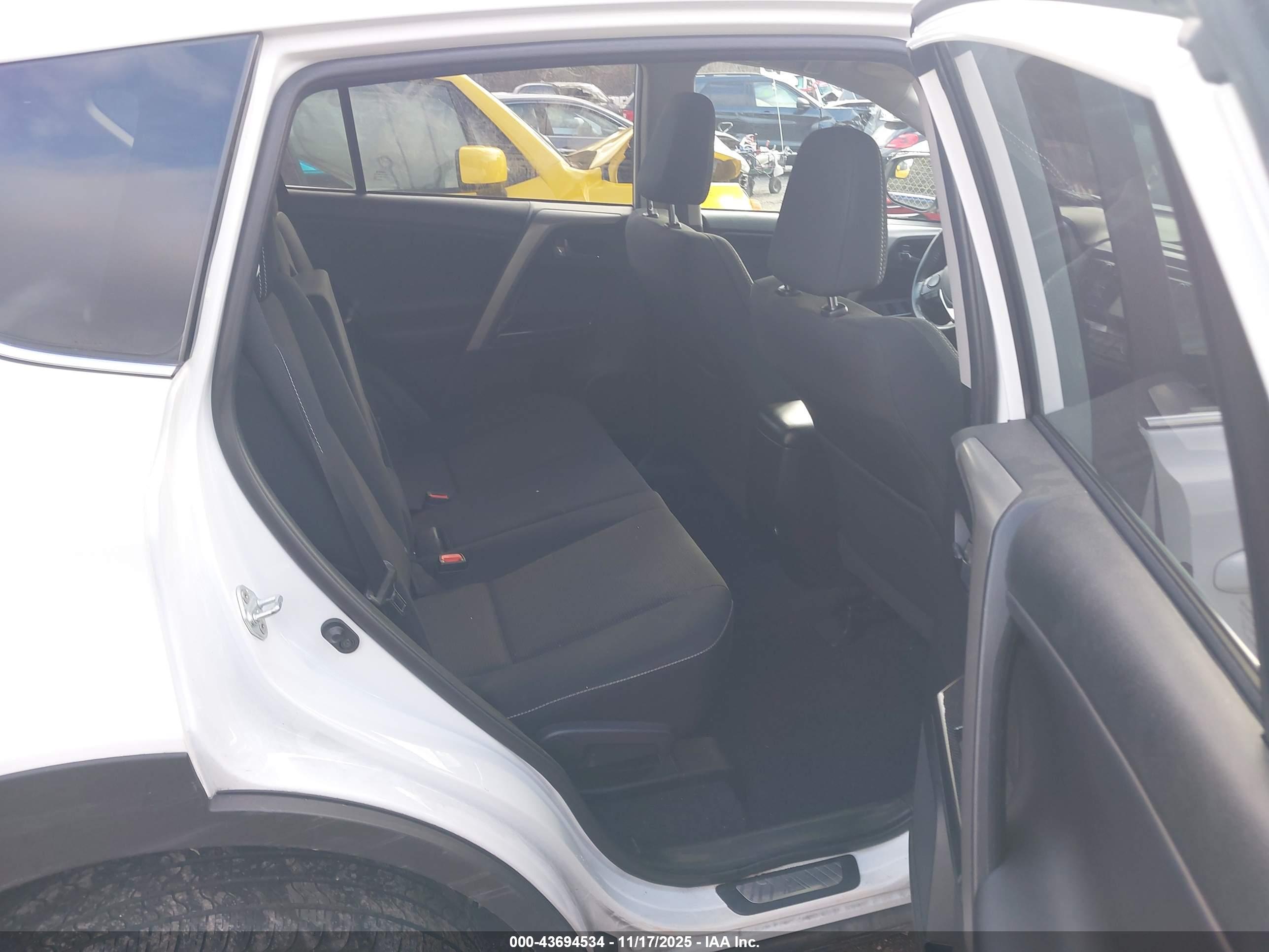 TOYOTA RAV4 image 8