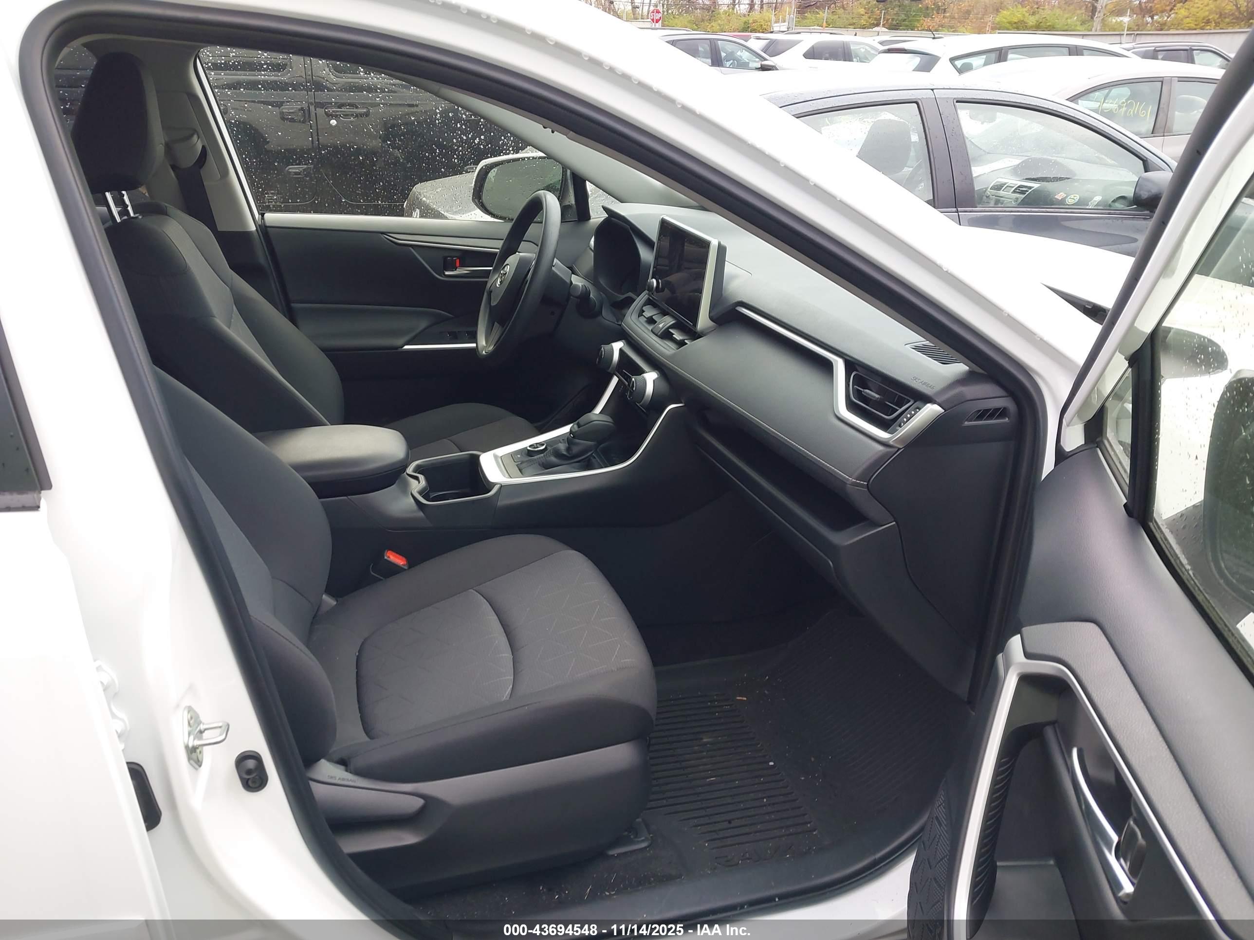 TOYOTA RAV4 image 5