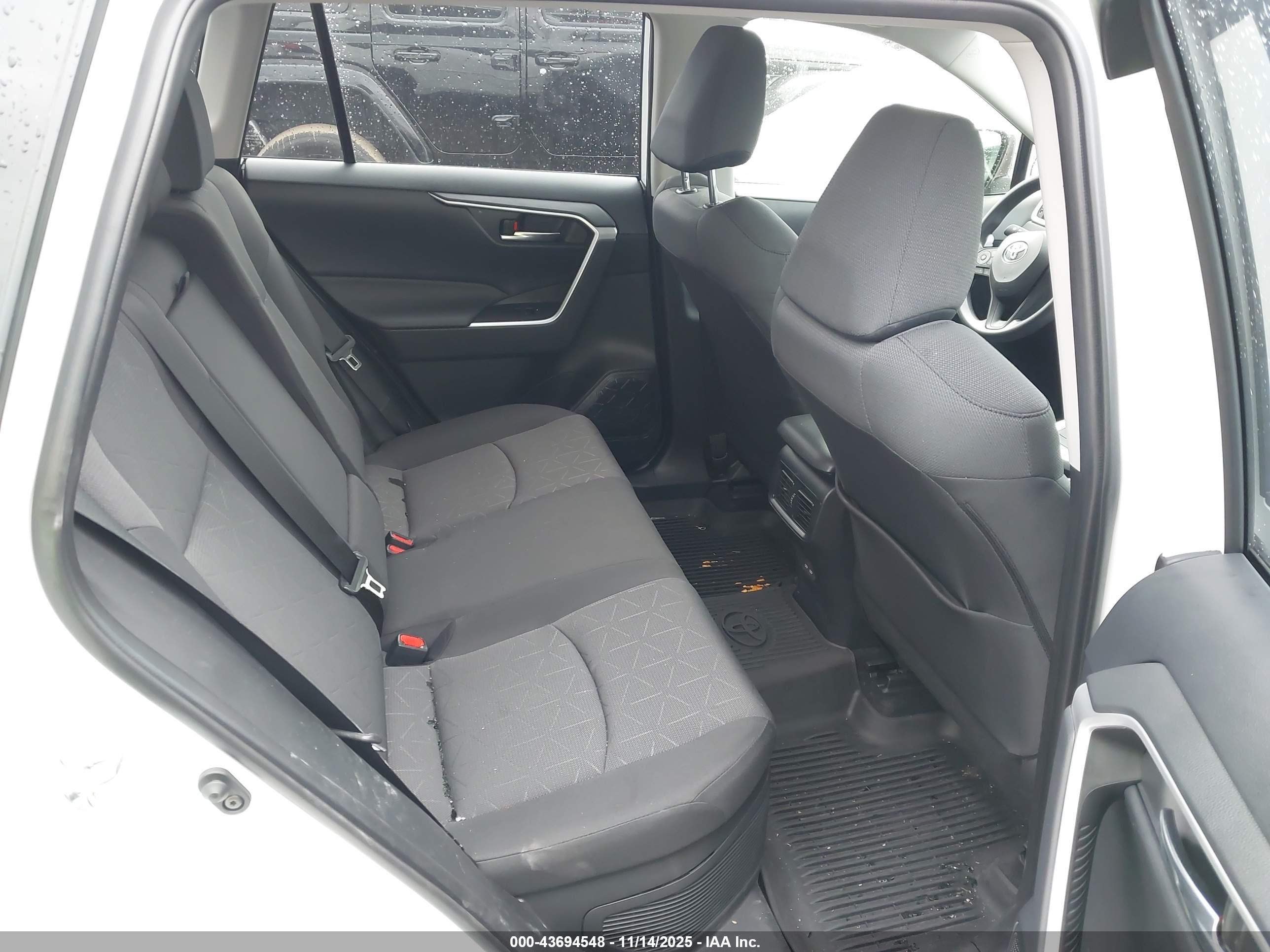 TOYOTA RAV4 image 8
