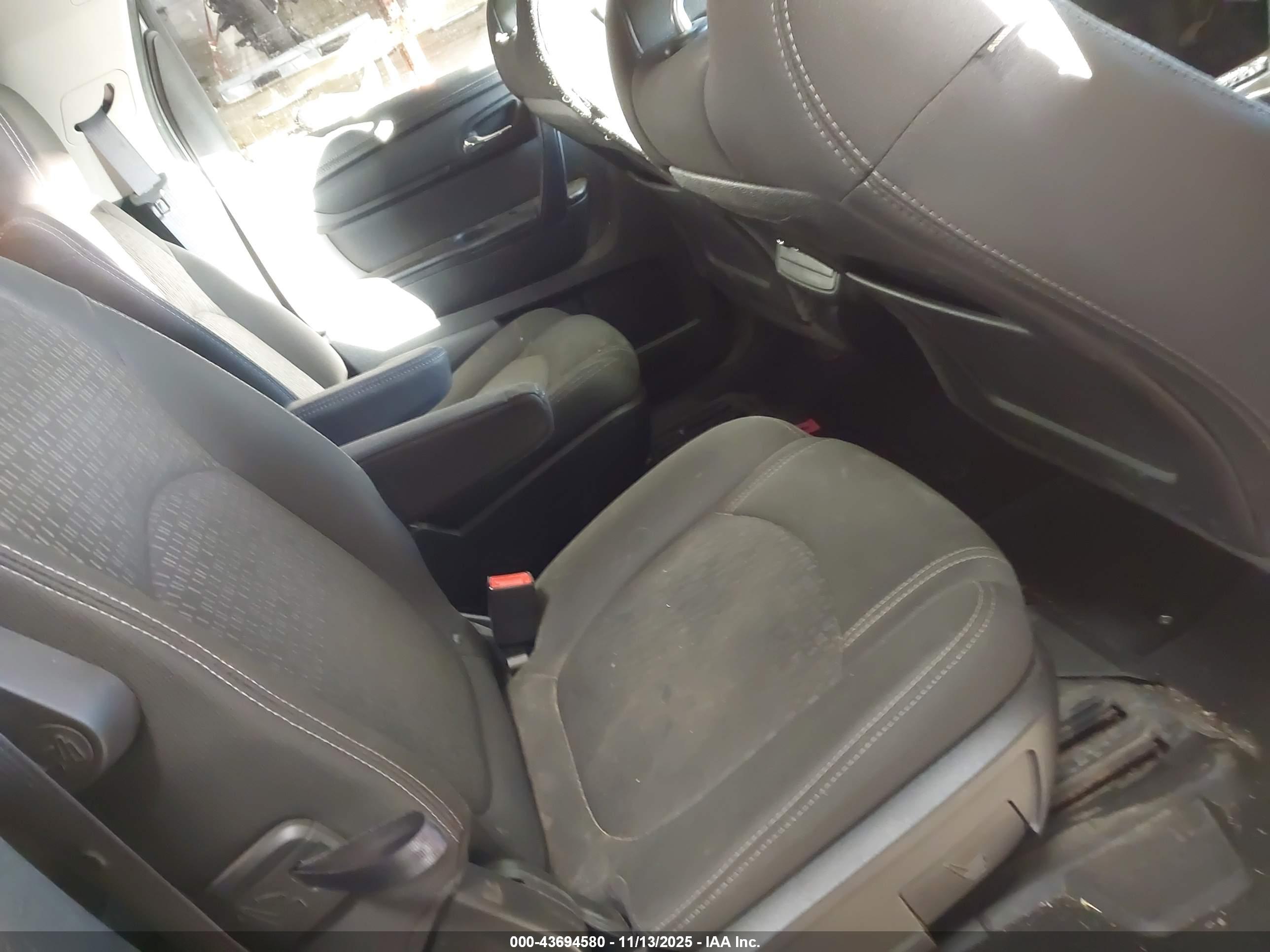 GMC ACADIA image 8