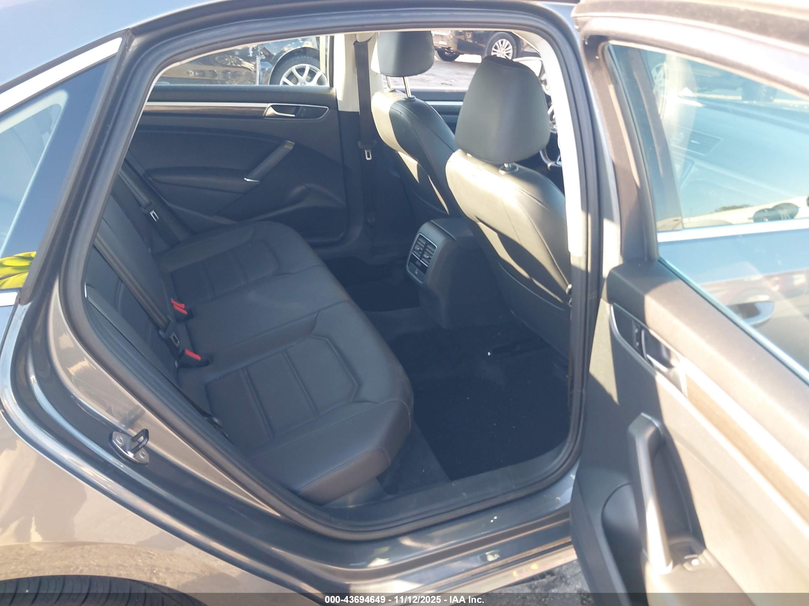 VOLKSWAGEN PASSAT image 8