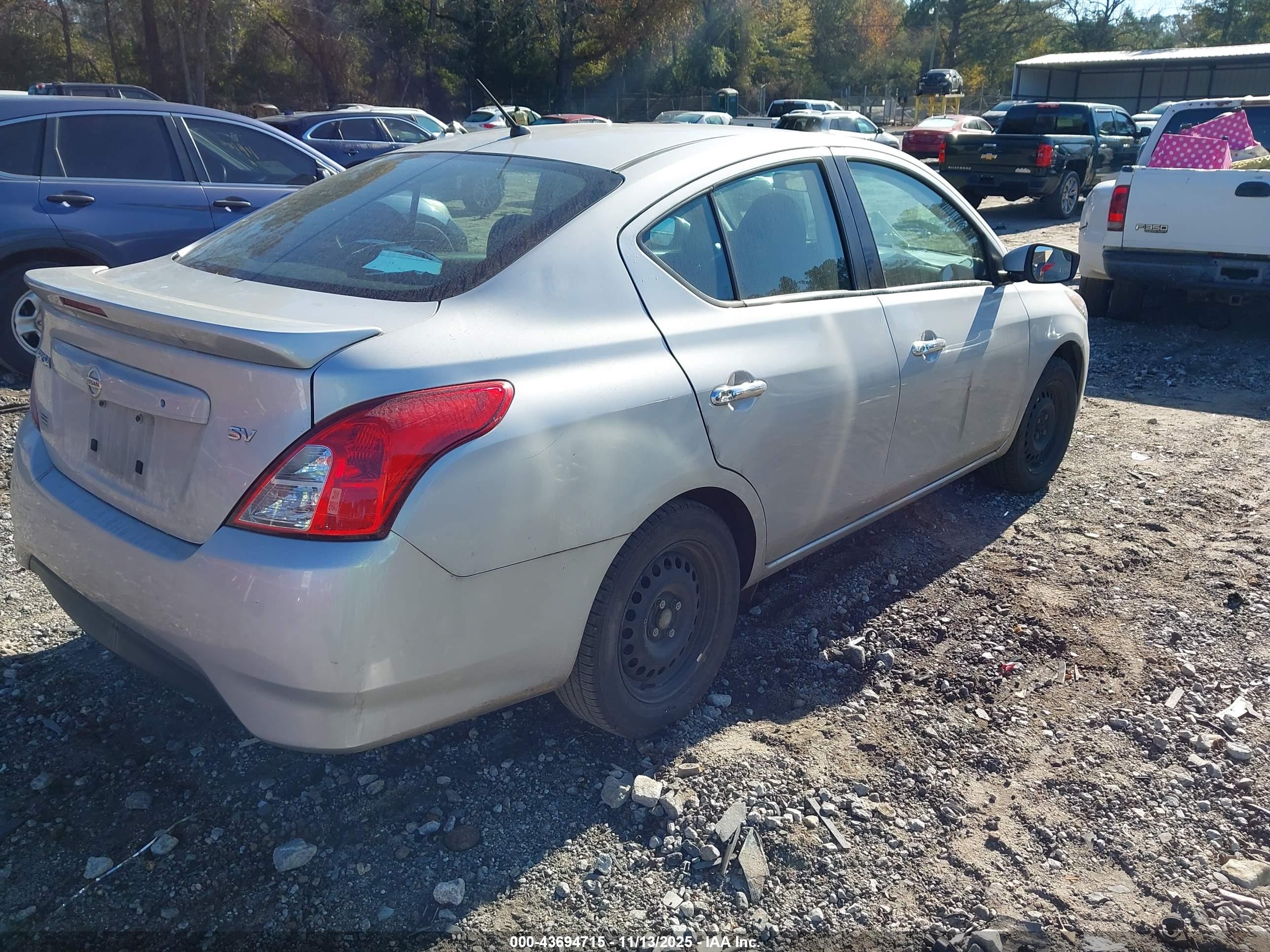 NISSAN VERSA image 4