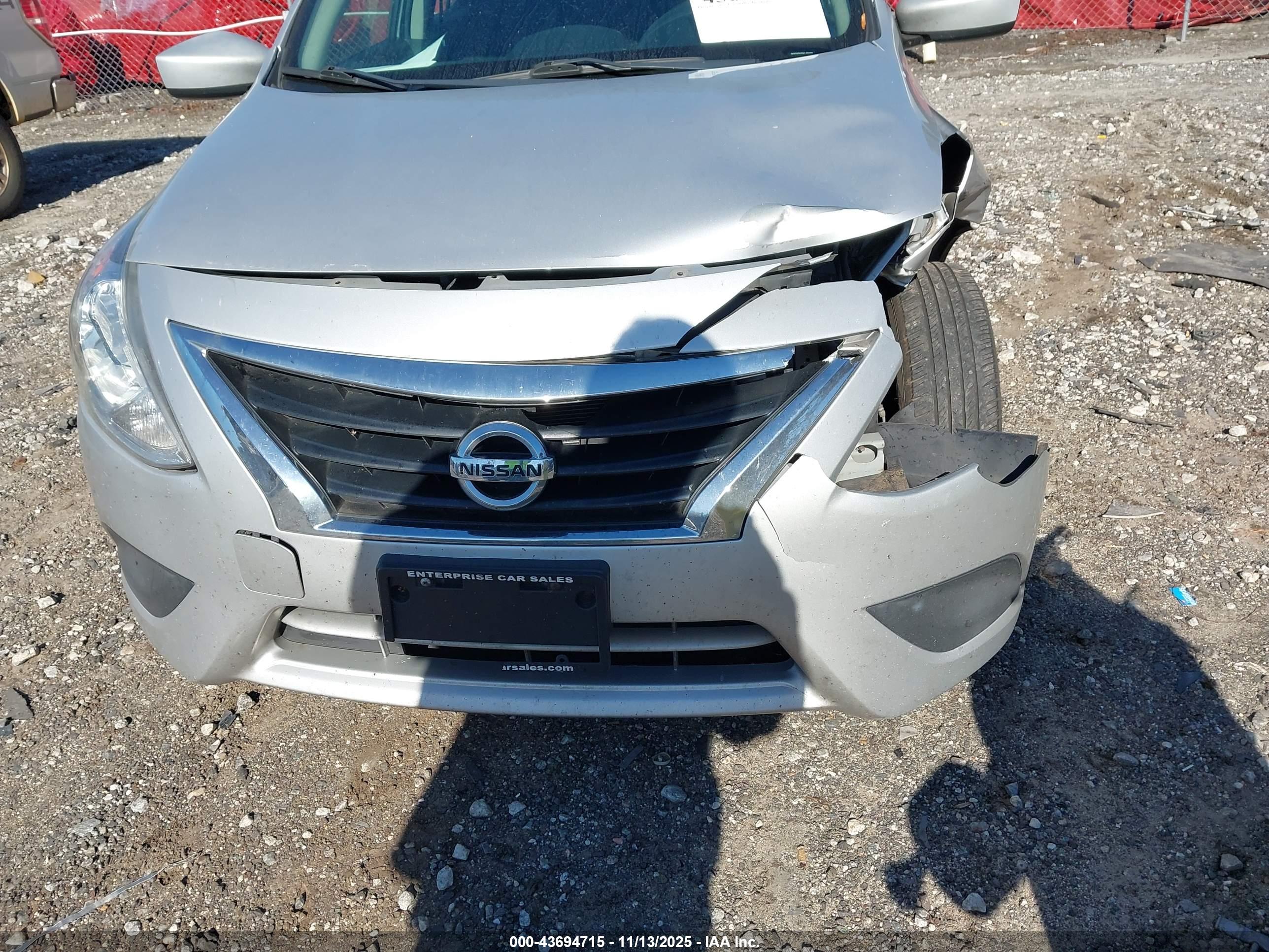 NISSAN VERSA image 6