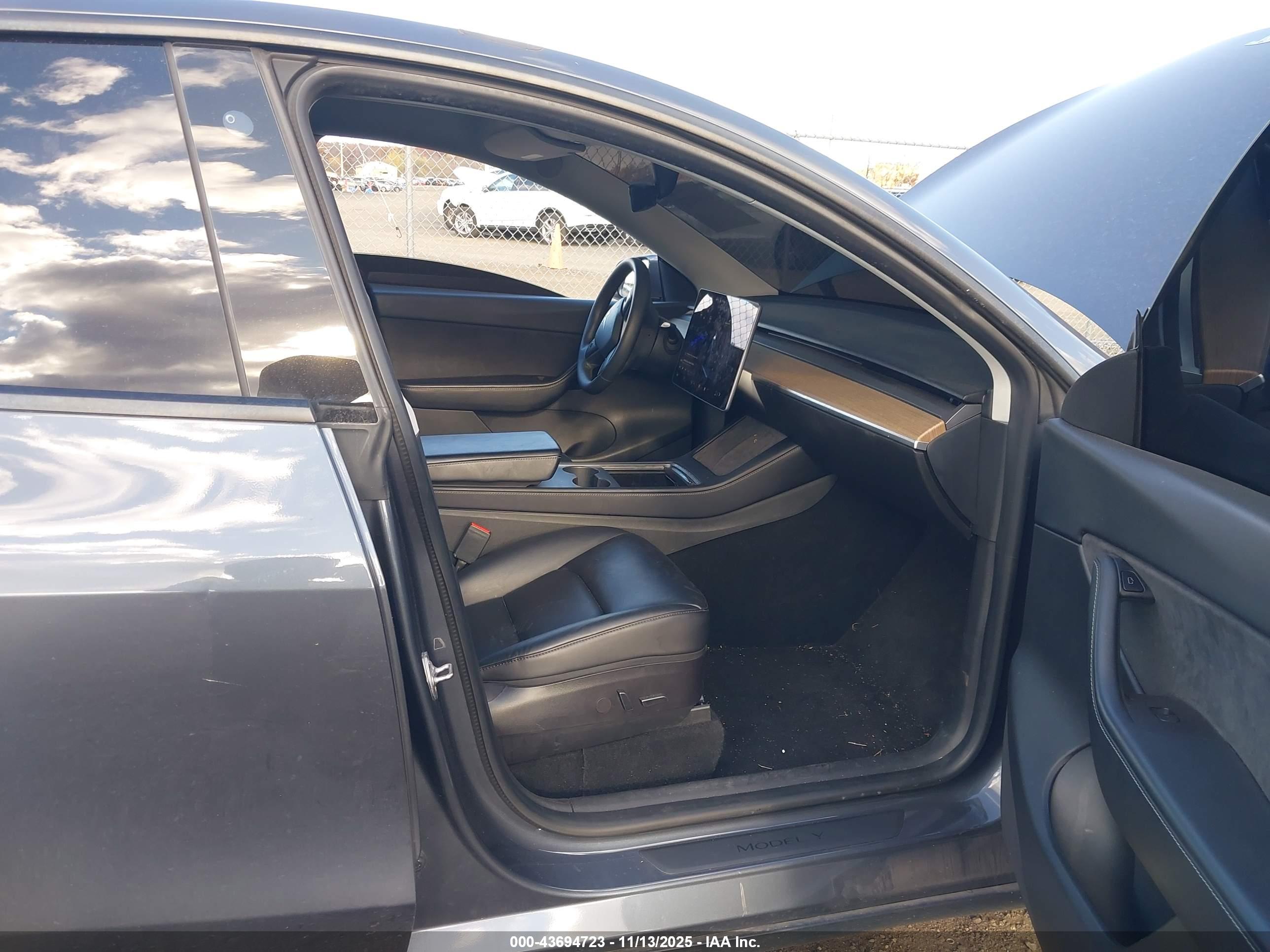 TESLA MODEL image 5