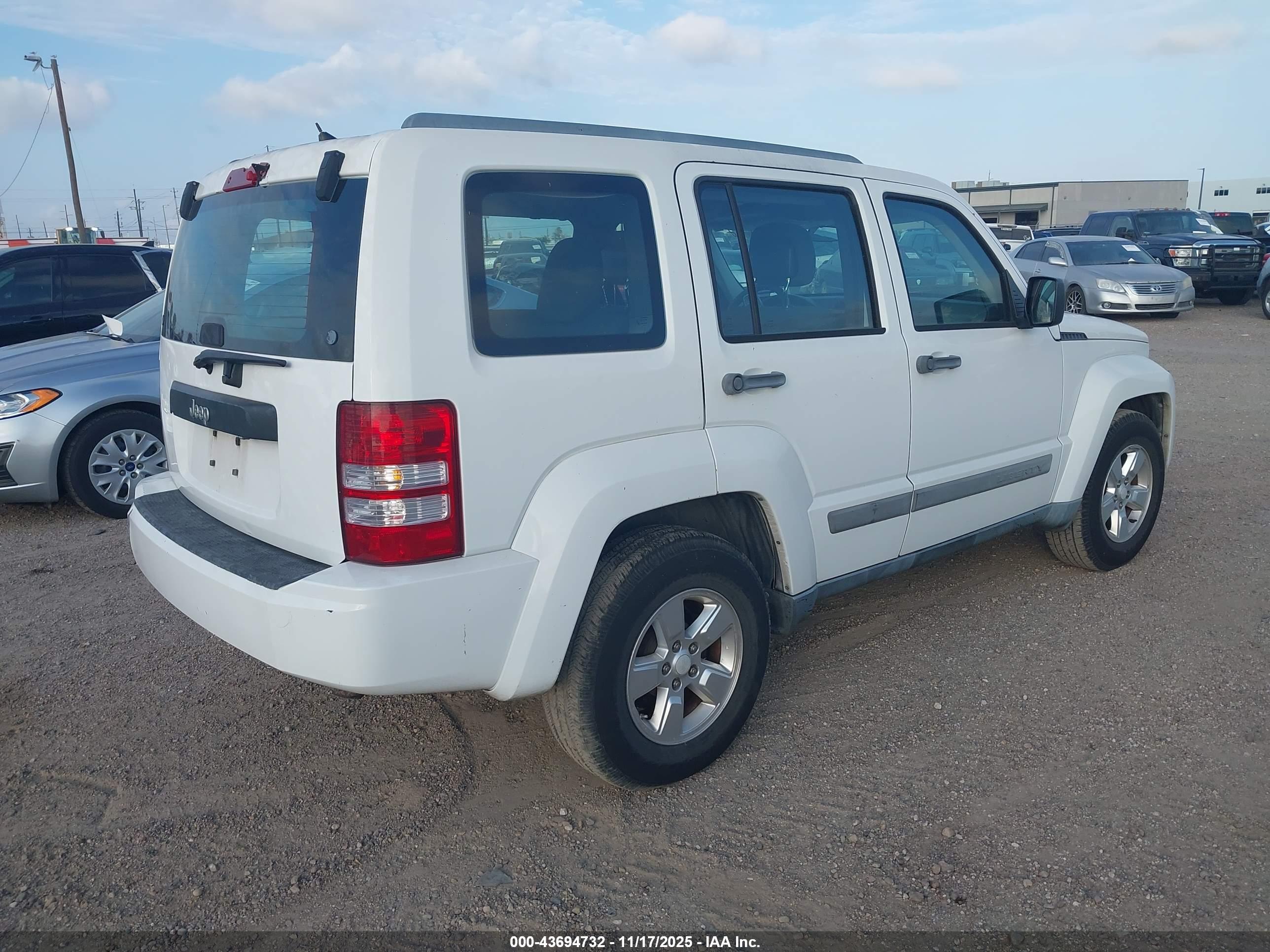 JEEP LIBERTY image 4