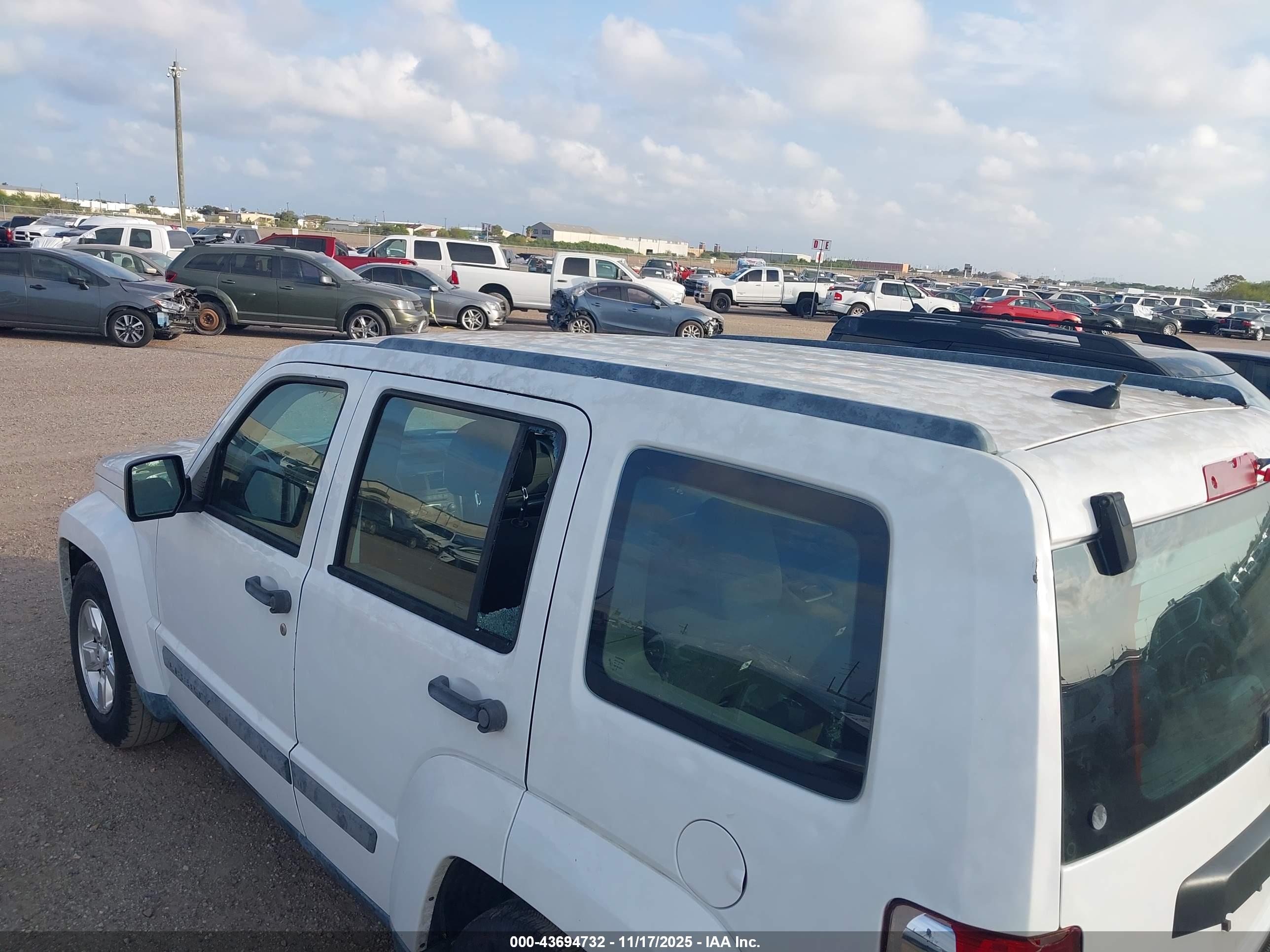 JEEP LIBERTY image 6