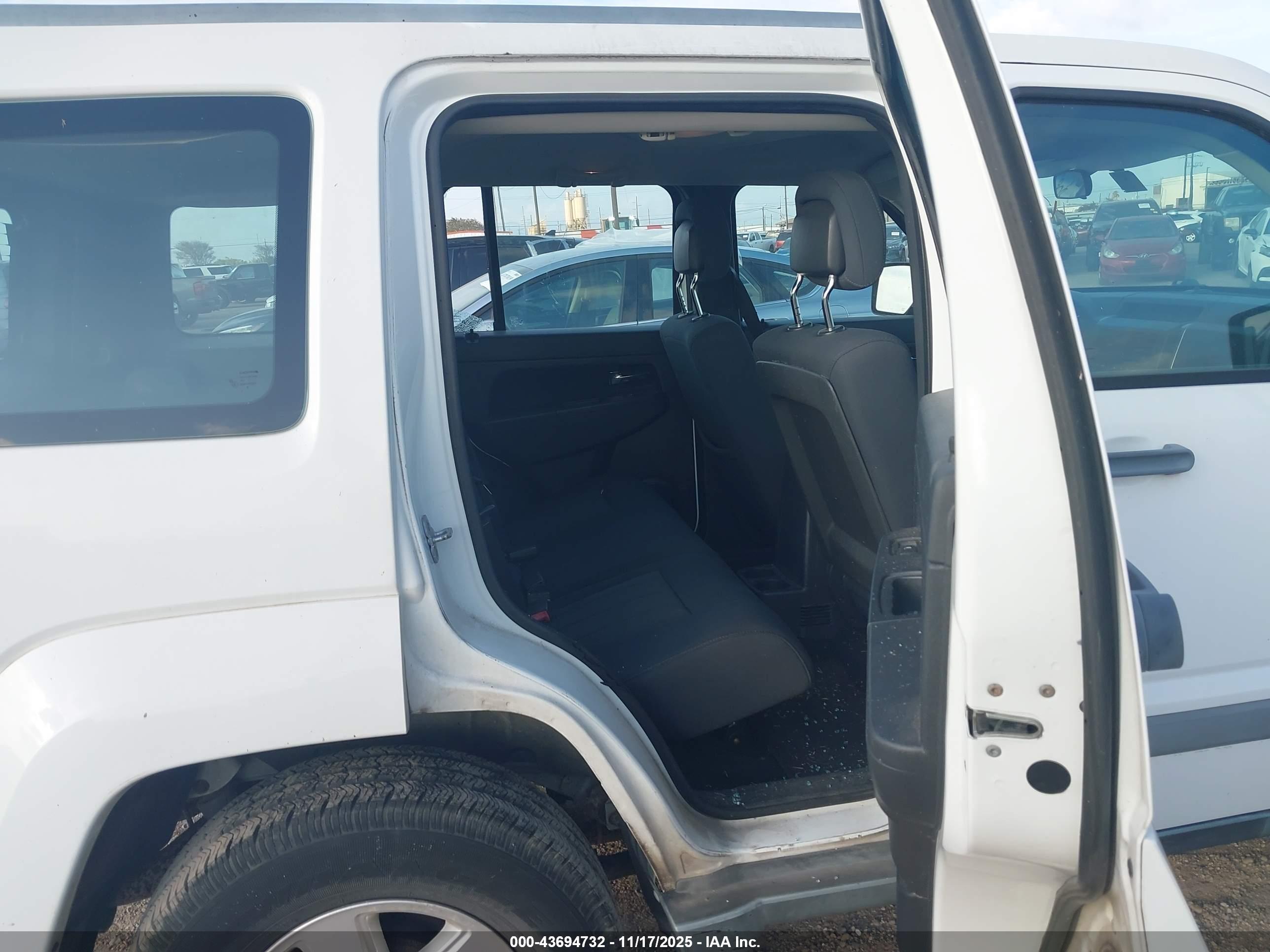 JEEP LIBERTY image 8
