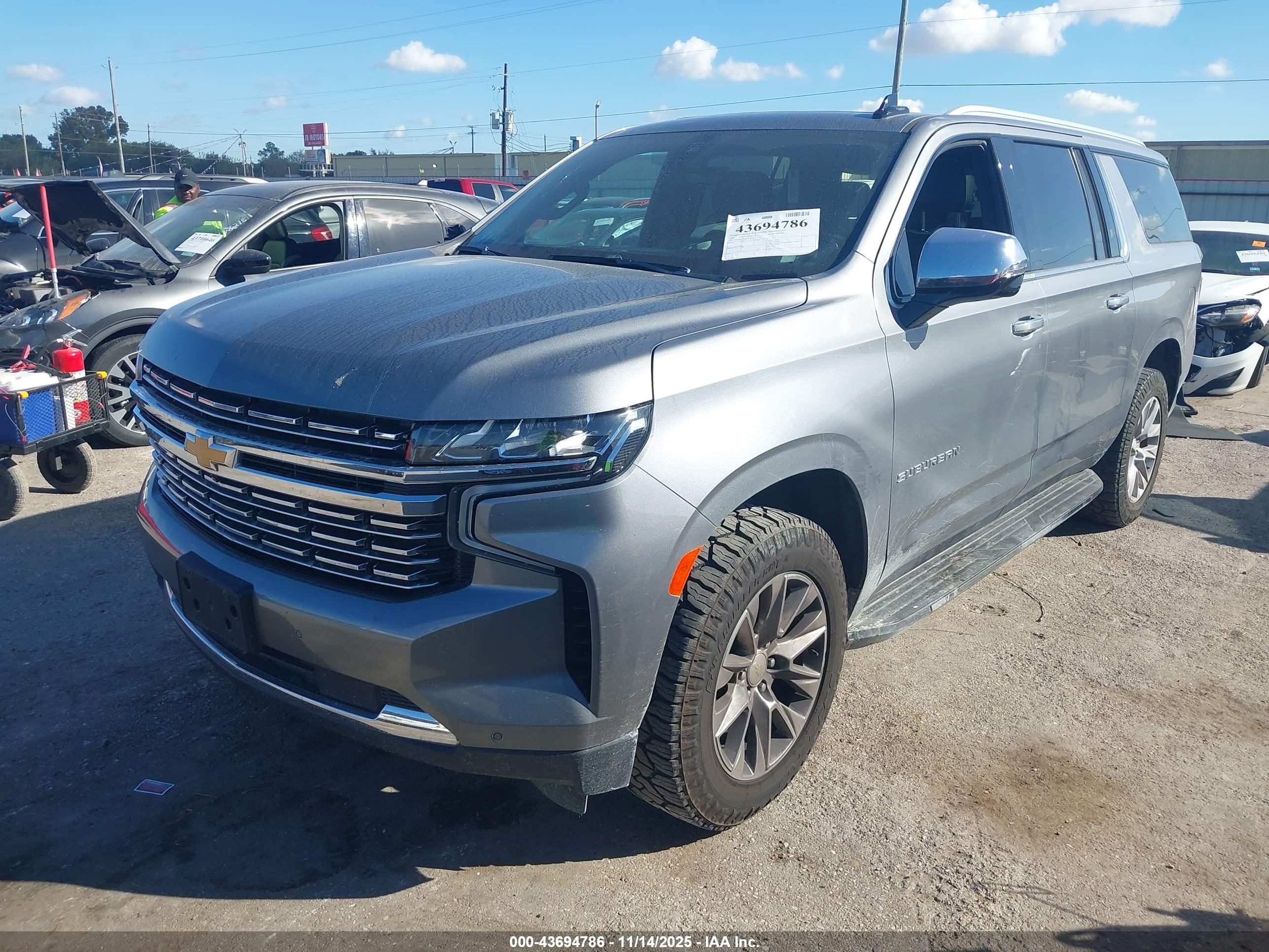 CHEVROLET SUBURBAN image 2