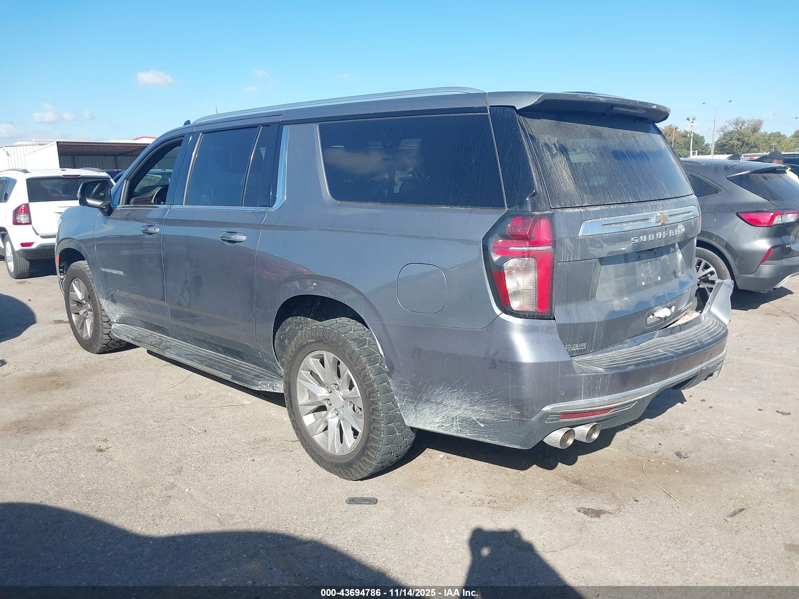 CHEVROLET SUBURBAN image 3