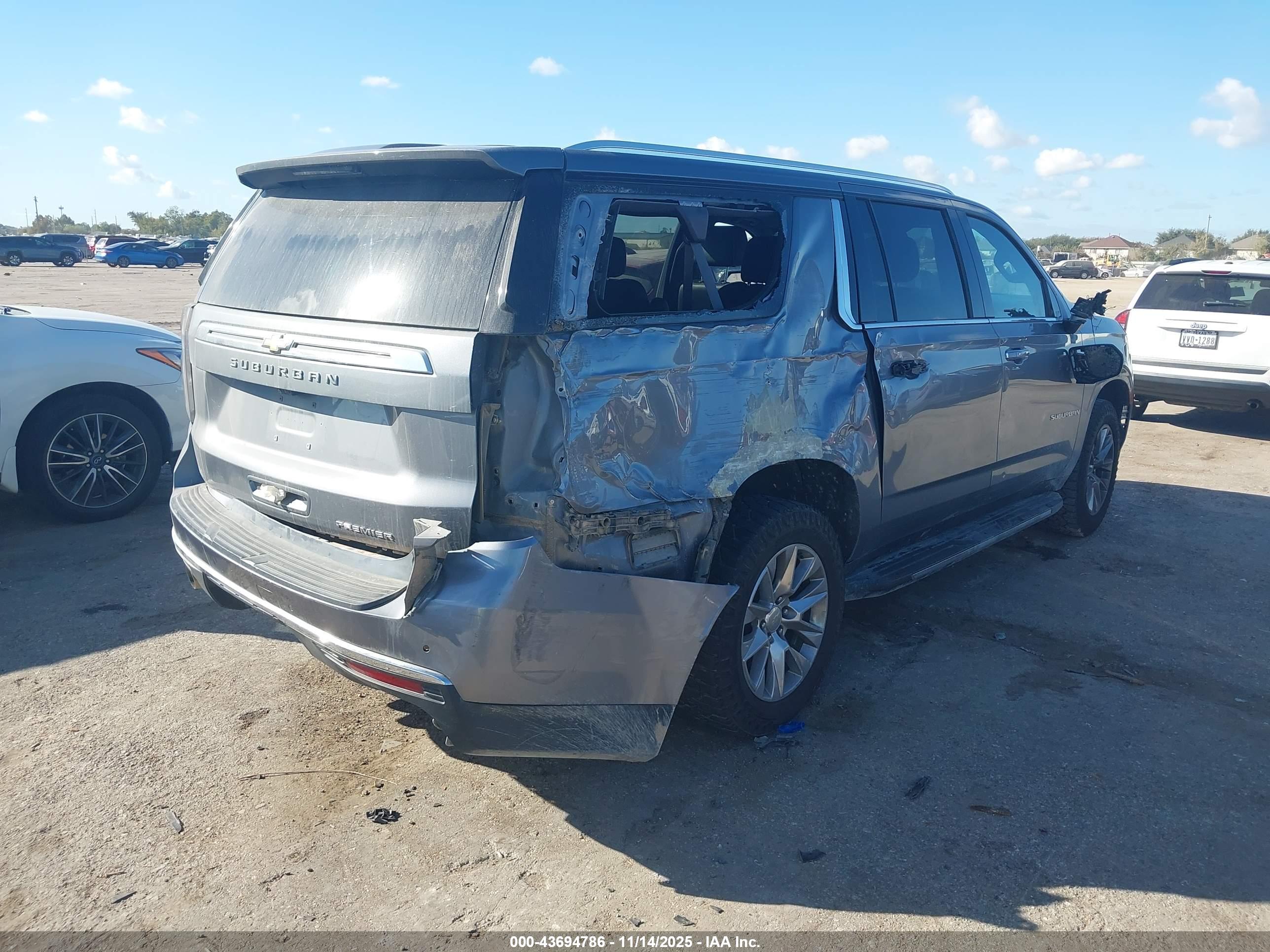 CHEVROLET SUBURBAN image 4