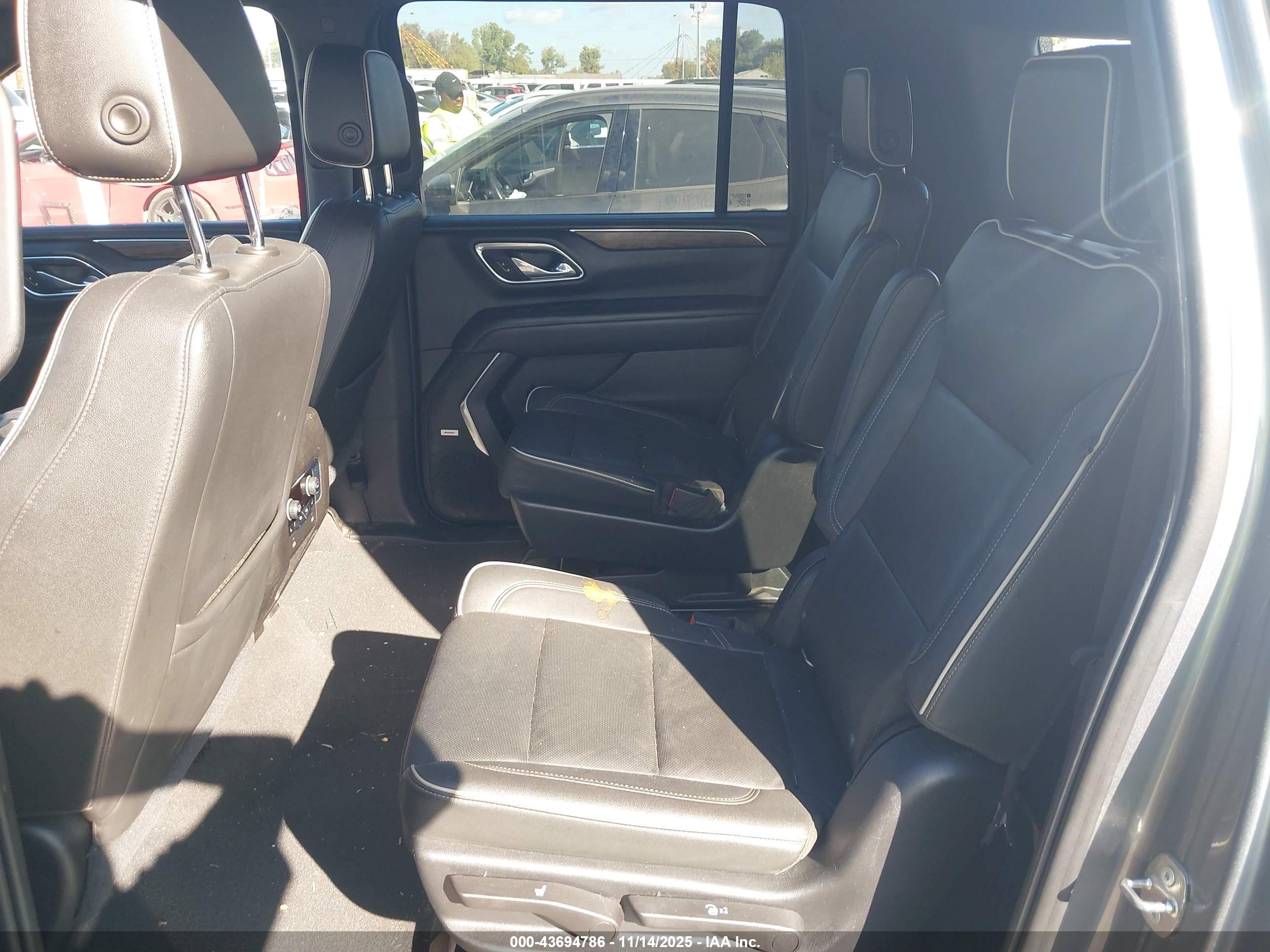 CHEVROLET SUBURBAN image 8