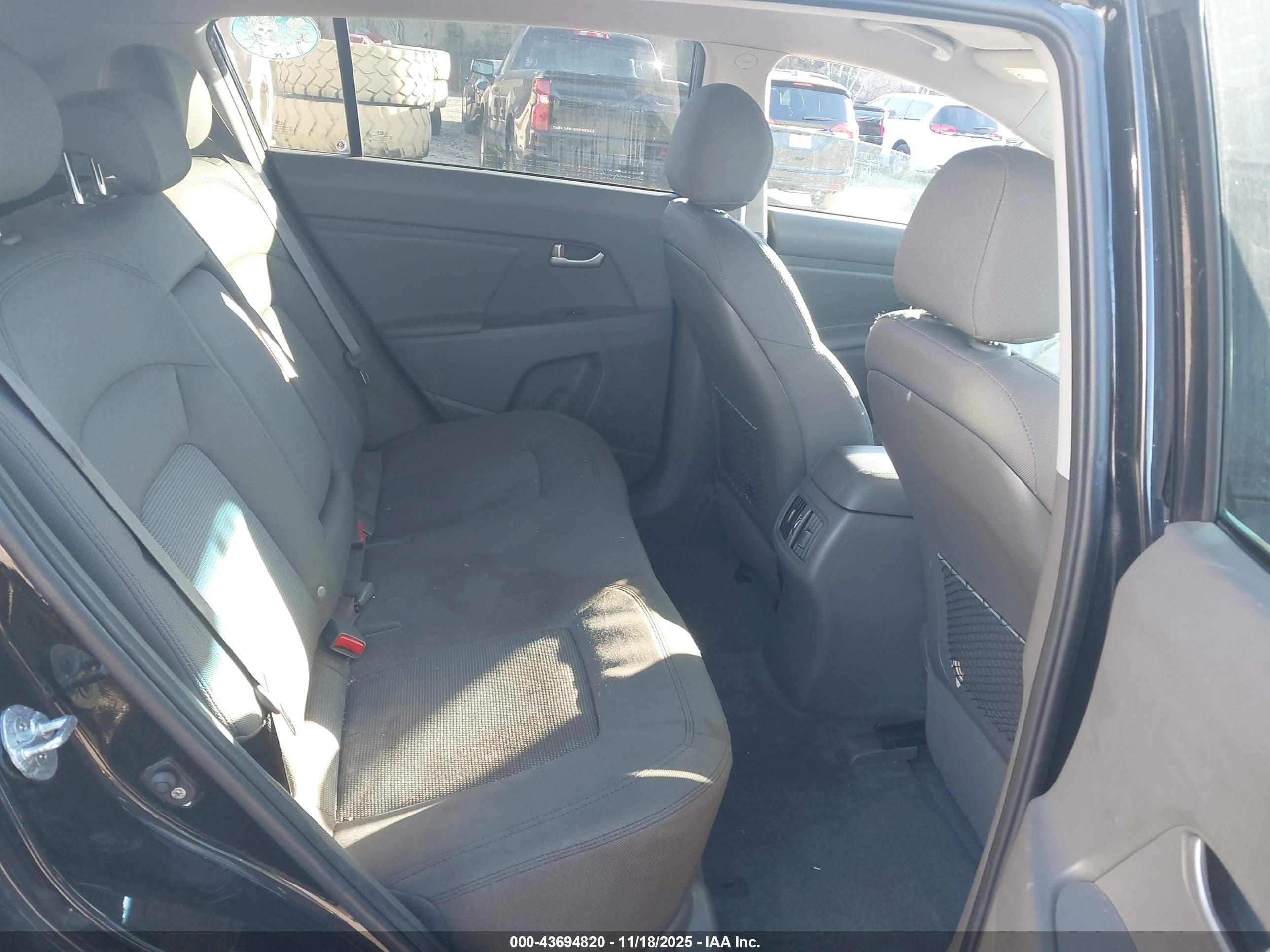 KIA SPORTAGE image 8