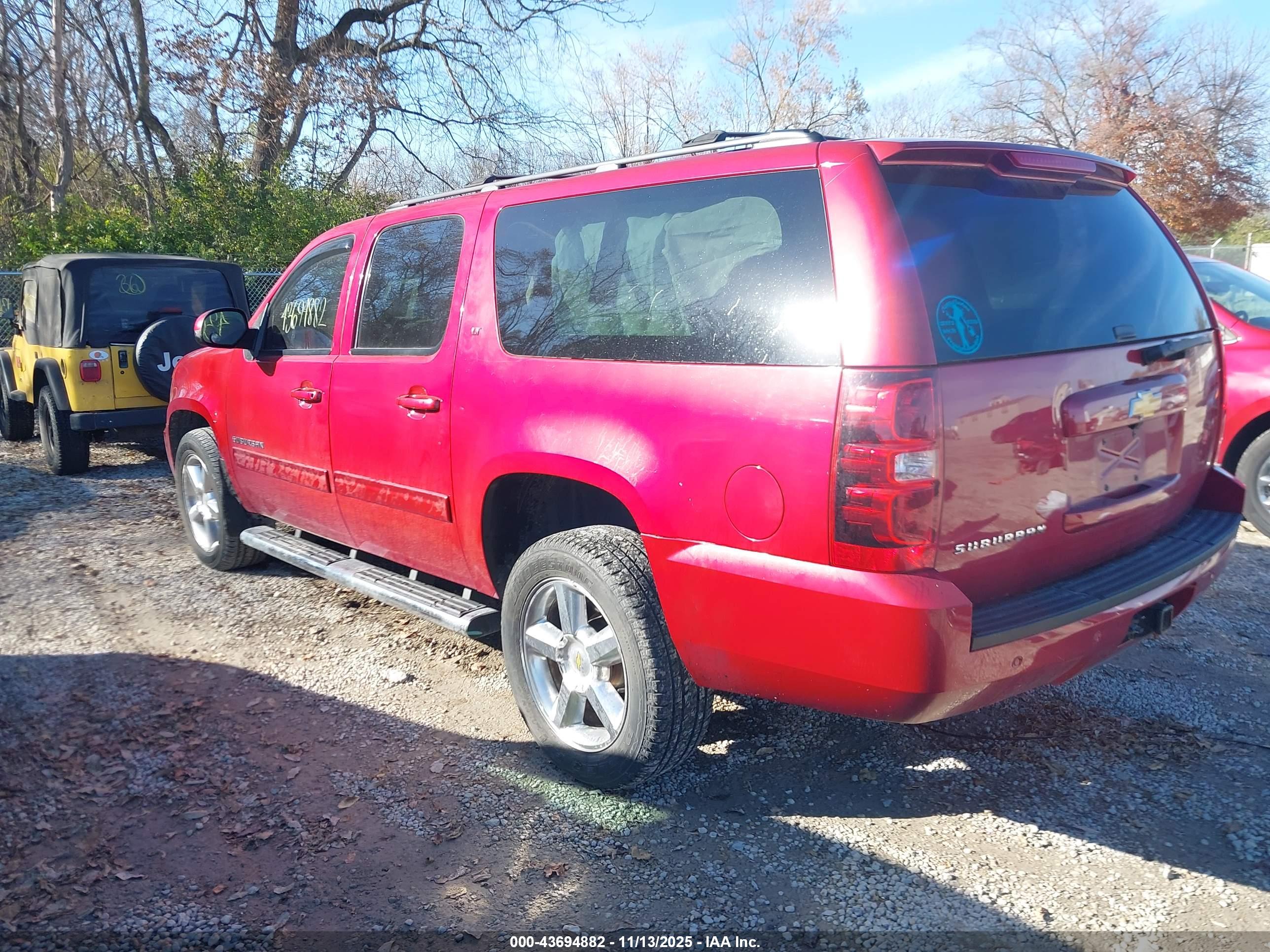 CHEVROLET SUBURBAN image 3