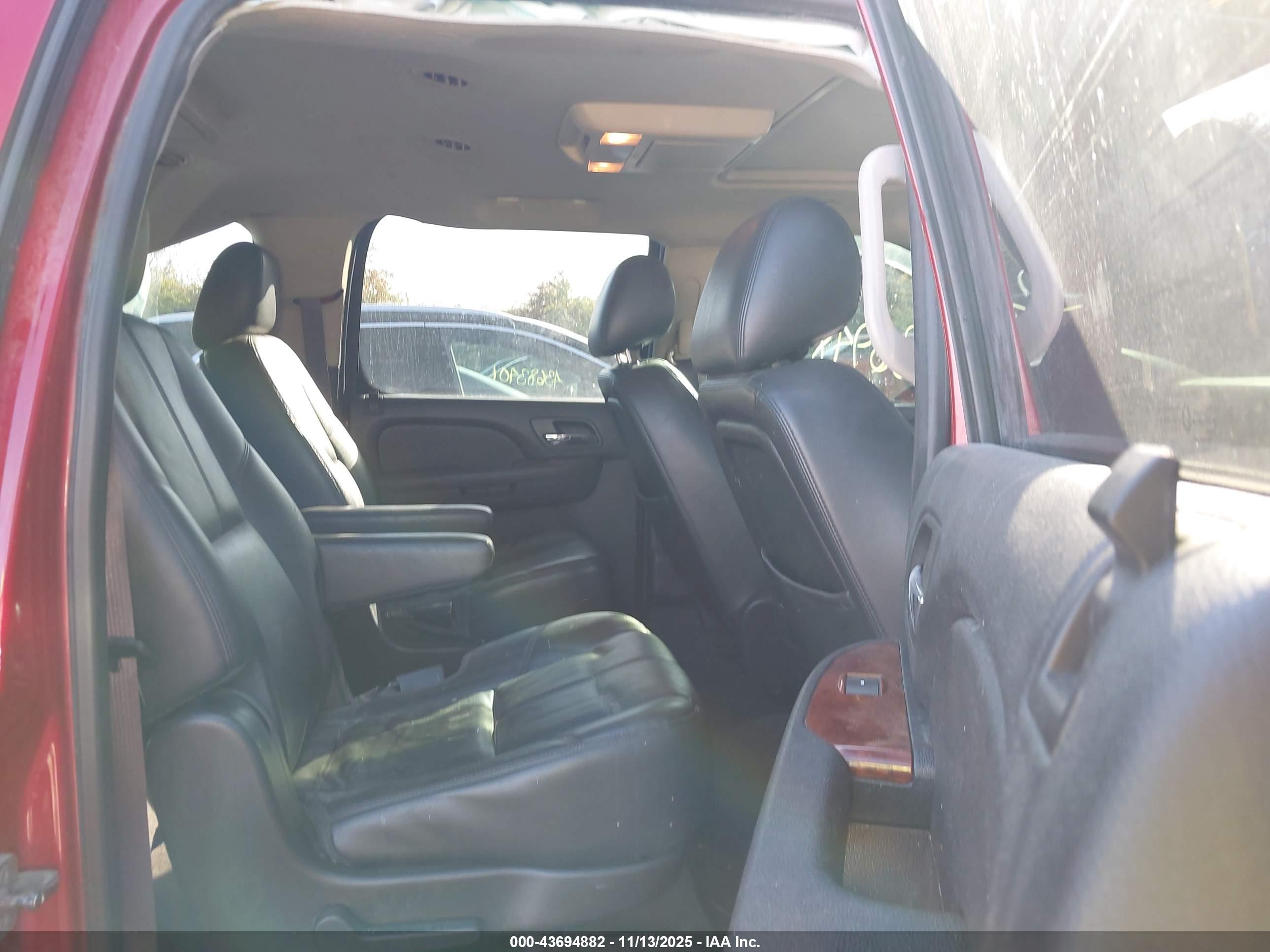 CHEVROLET SUBURBAN image 8