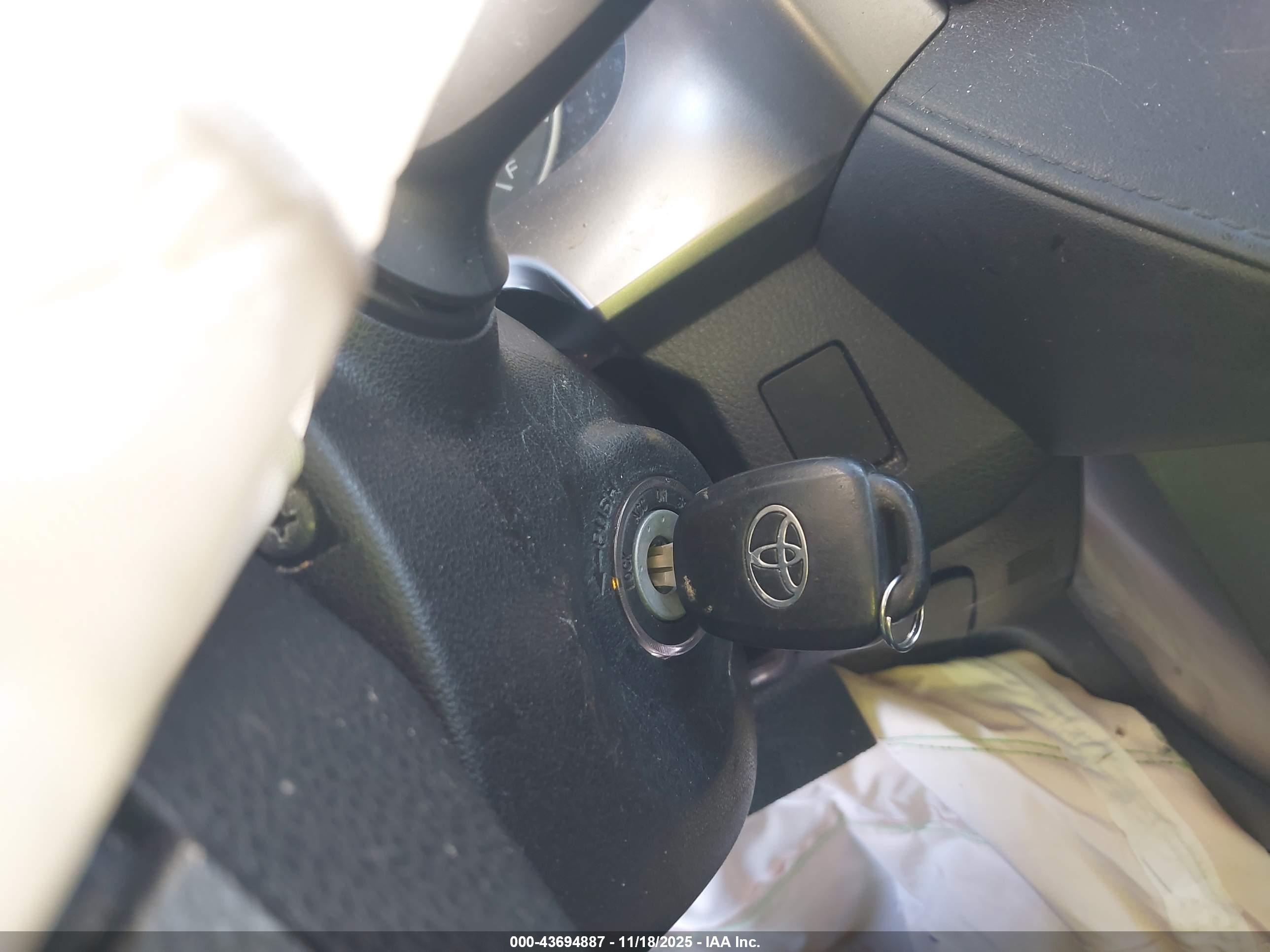 TOYOTA RAV4 image 11