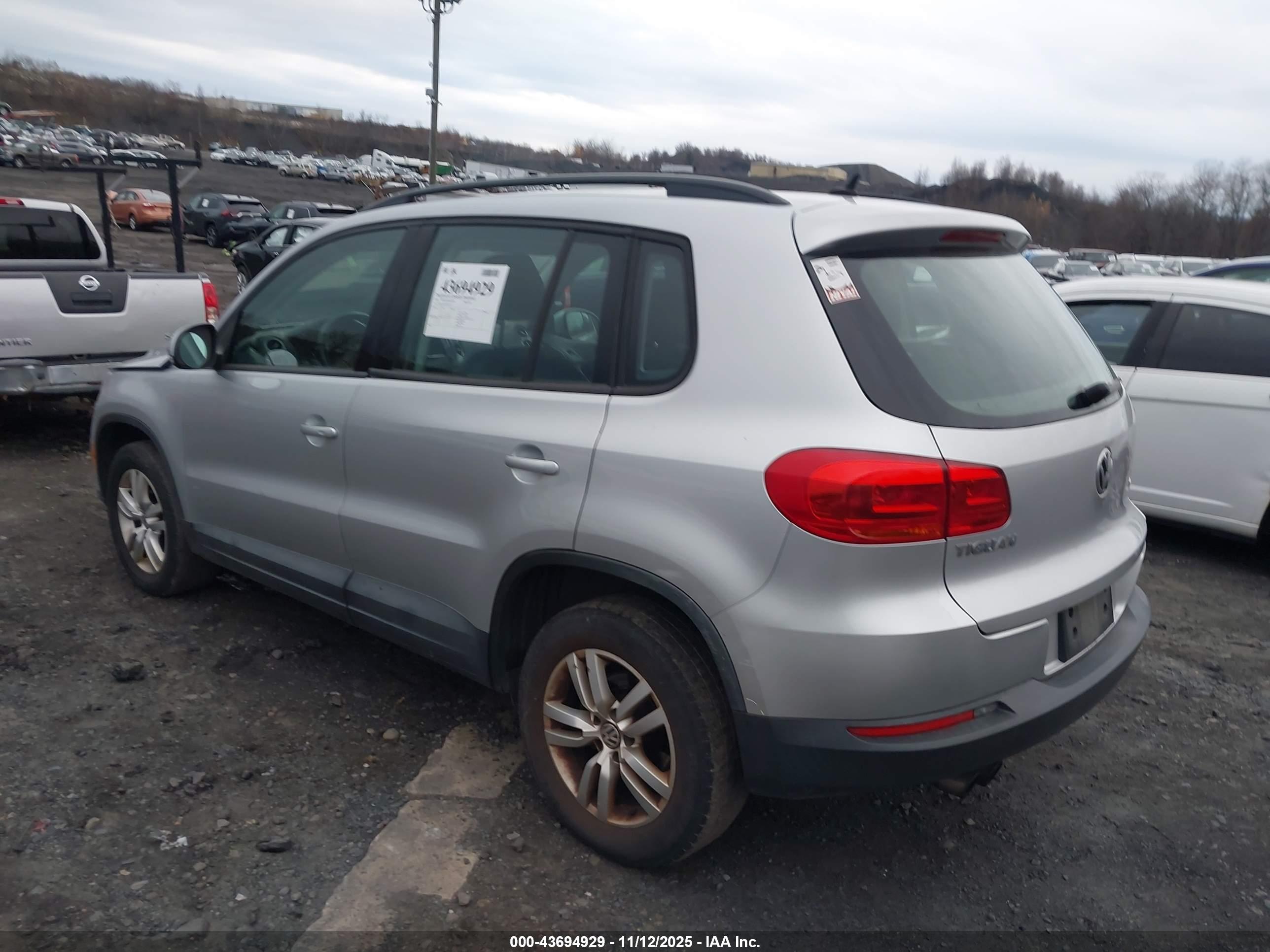 VOLKSWAGEN TIGUAN image 3