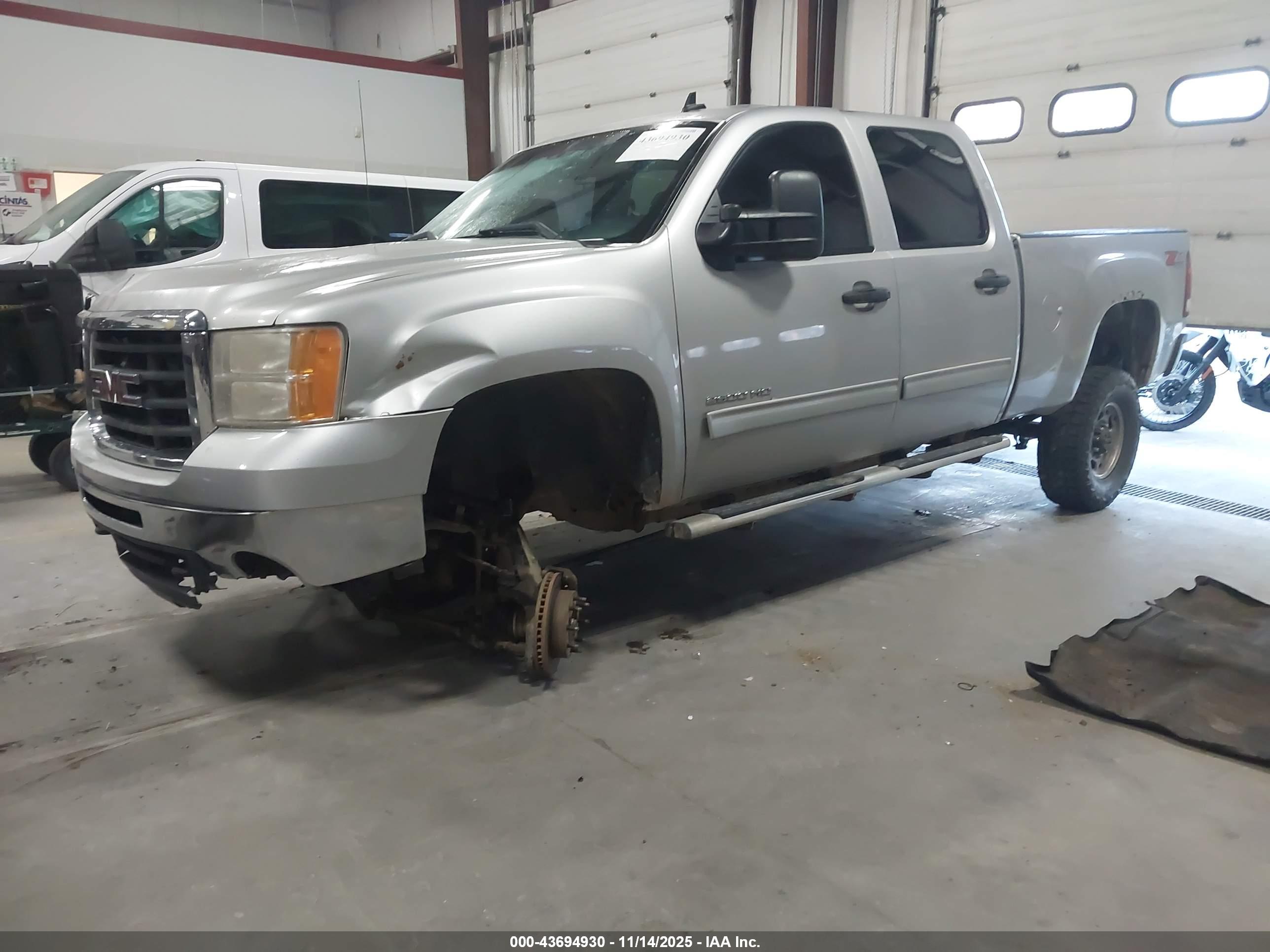 GMC SIERRA image 2