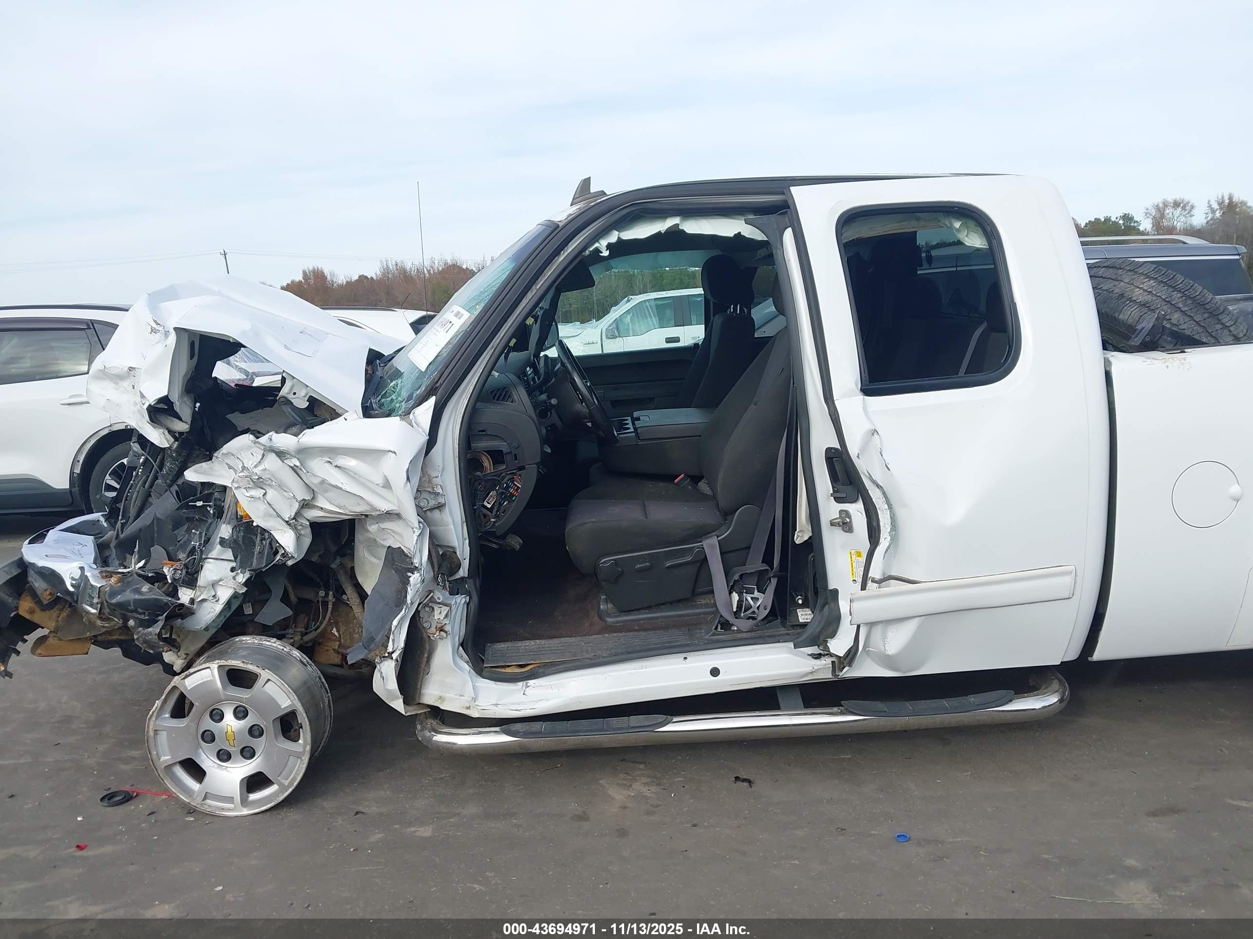 CHEVROLET SILVERADO image 6