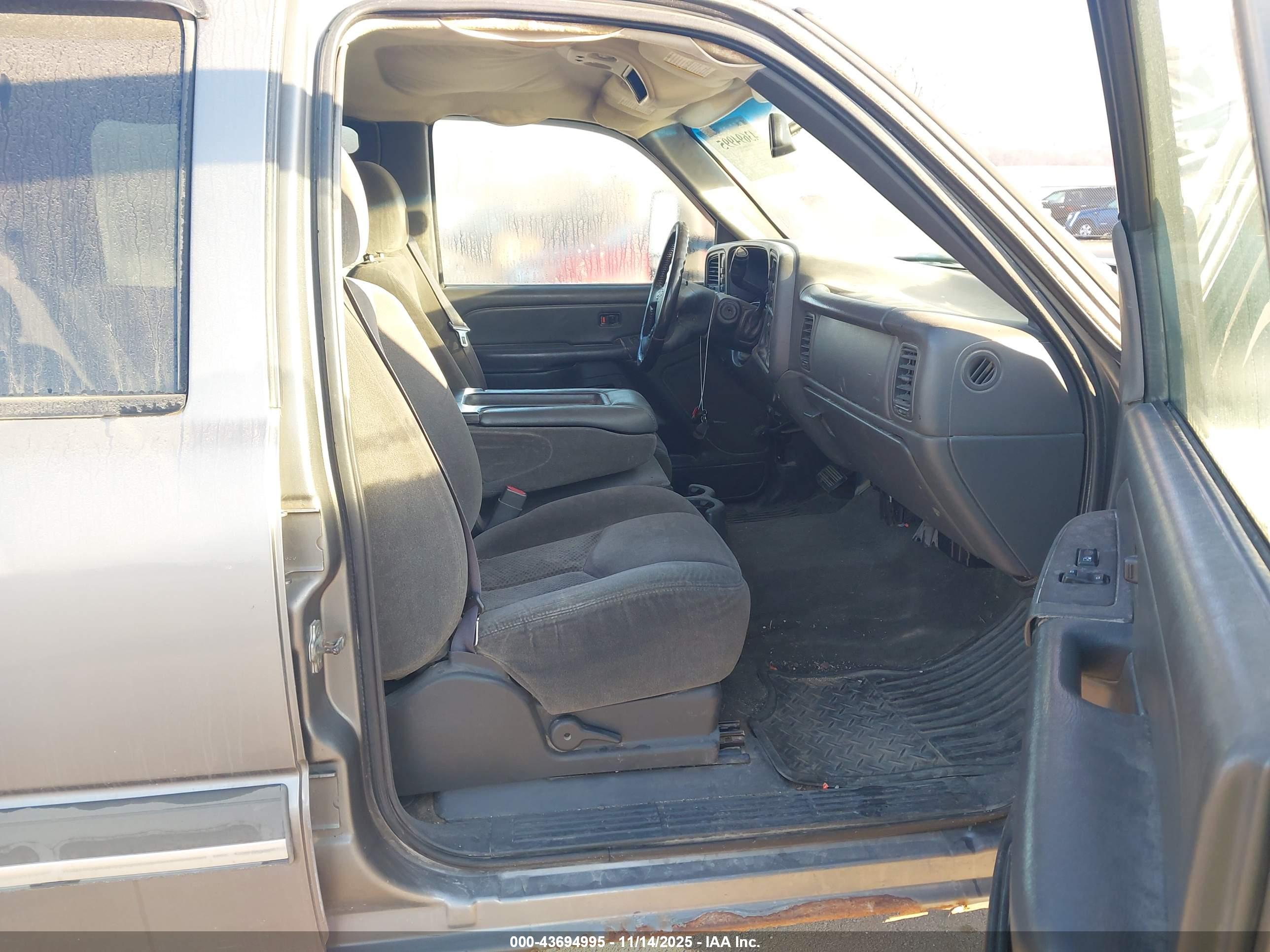 CHEVROLET SILVERADO image 5