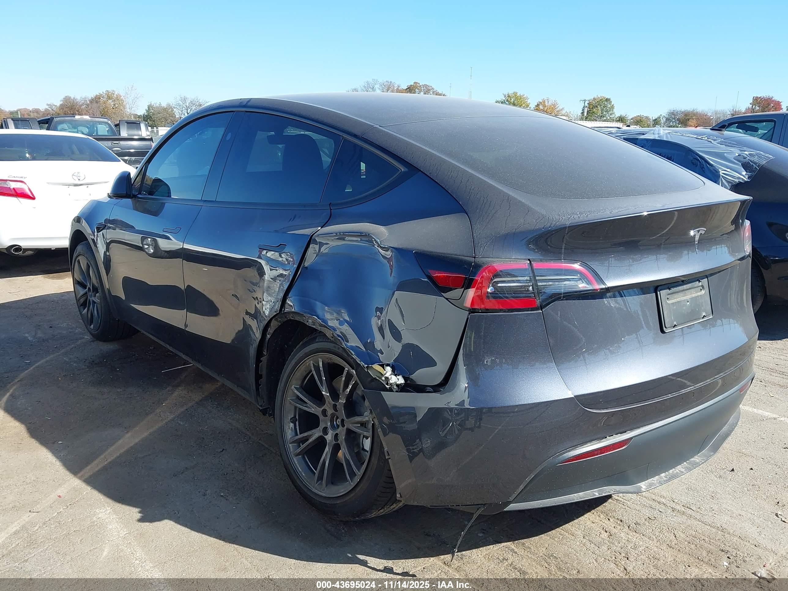 TESLA MODEL image 3