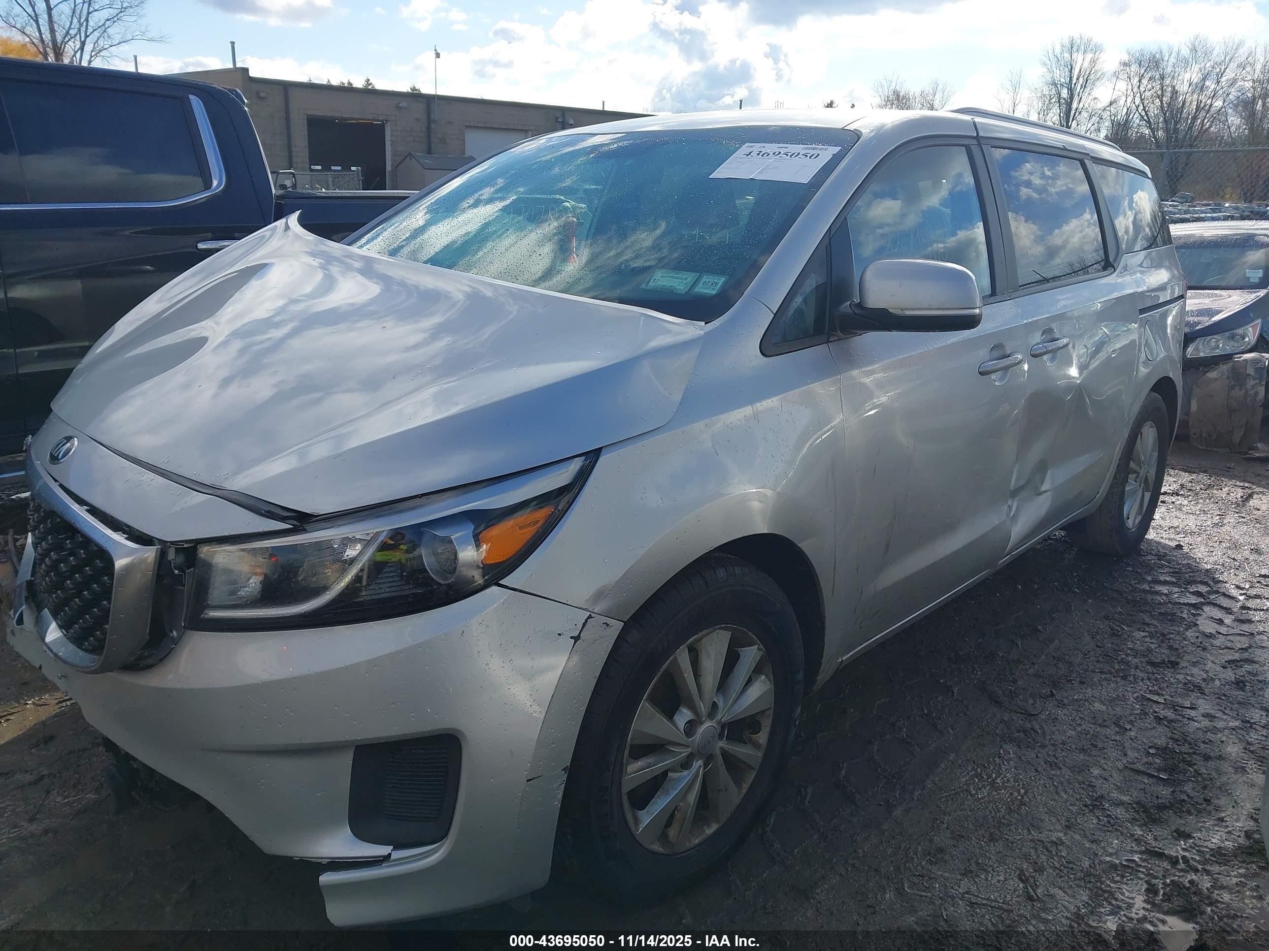 KIA SEDONA image 2