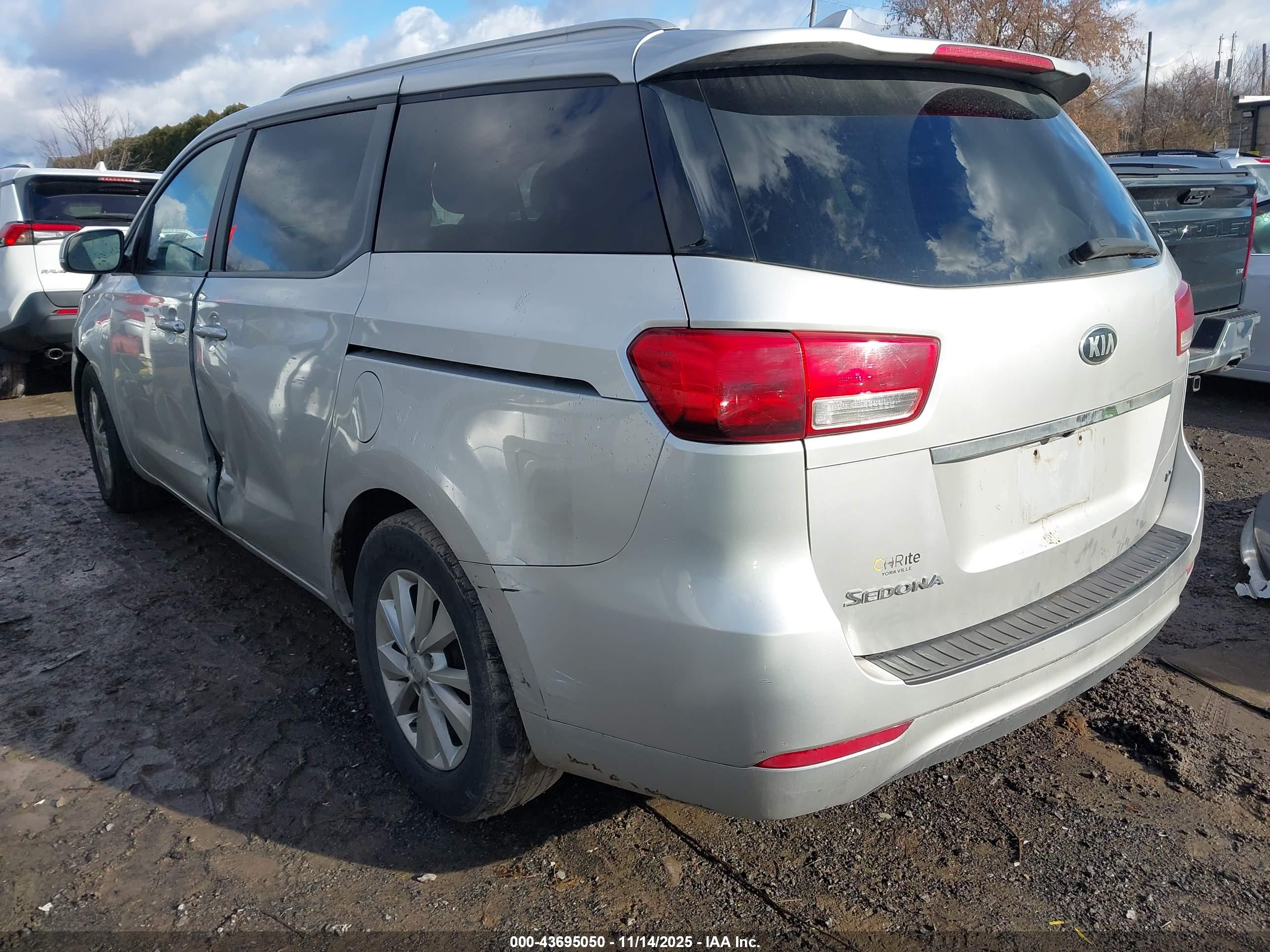 KIA SEDONA image 3