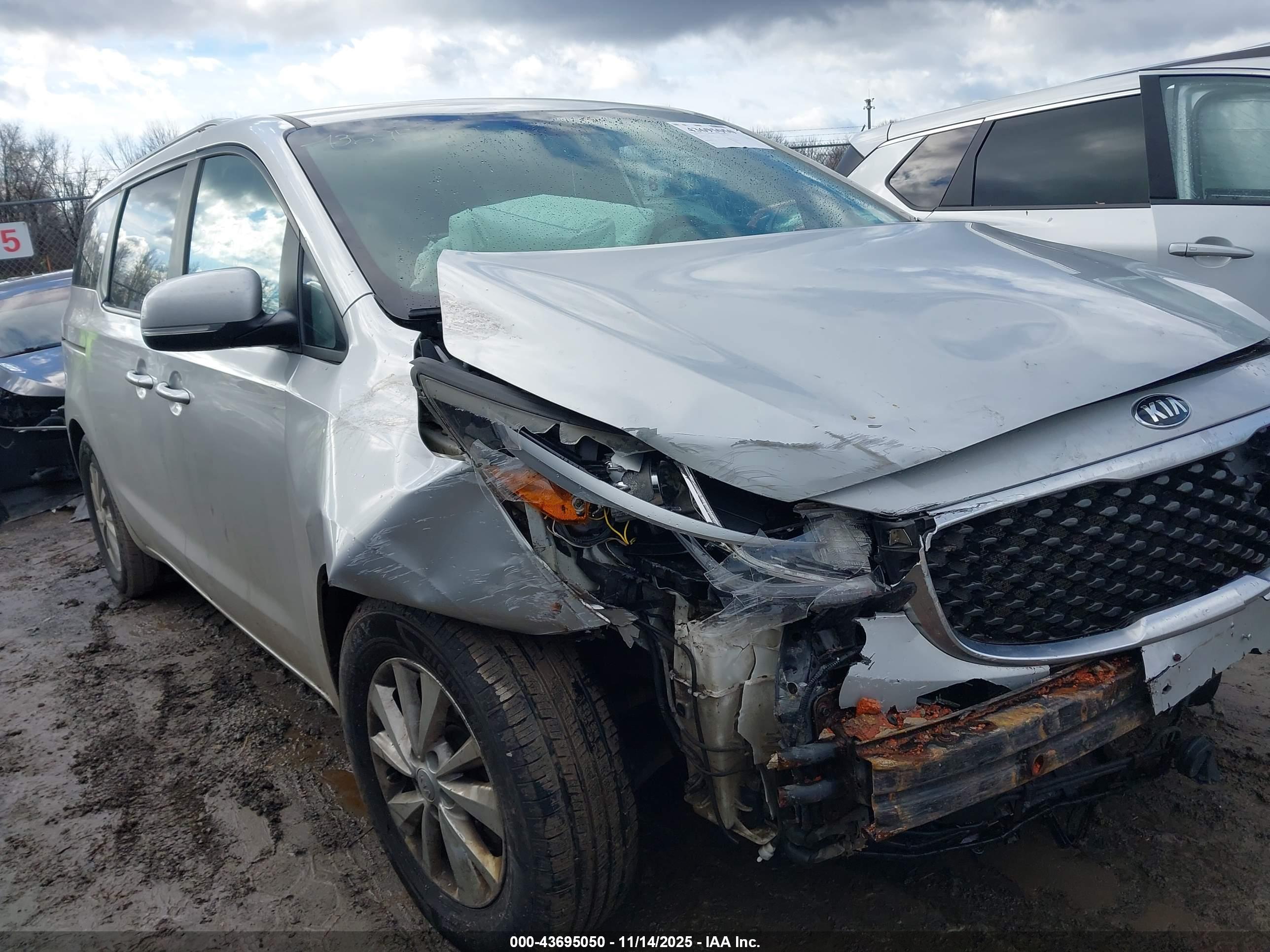 KIA SEDONA image 6