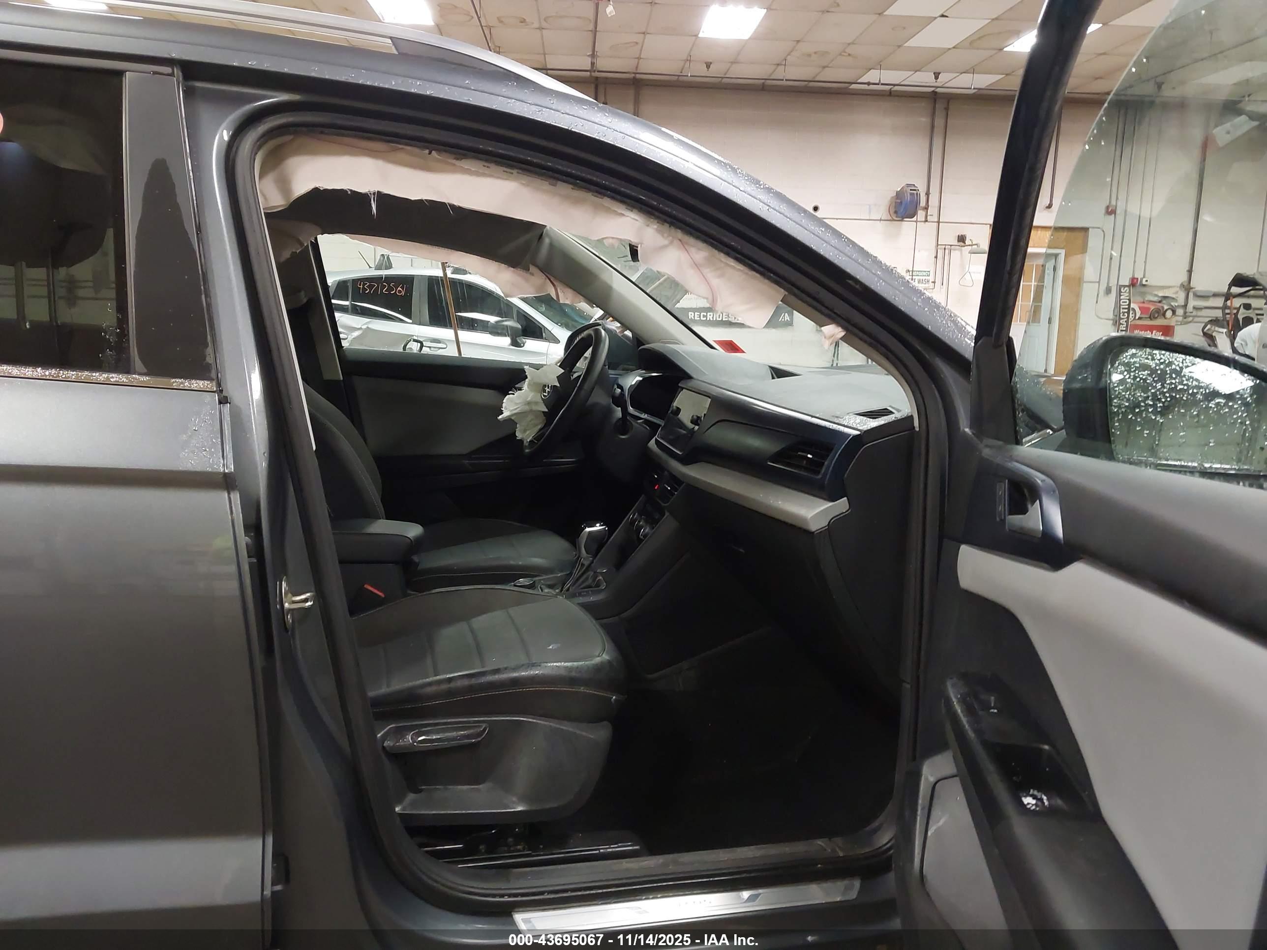 VOLKSWAGEN TAOS image 5