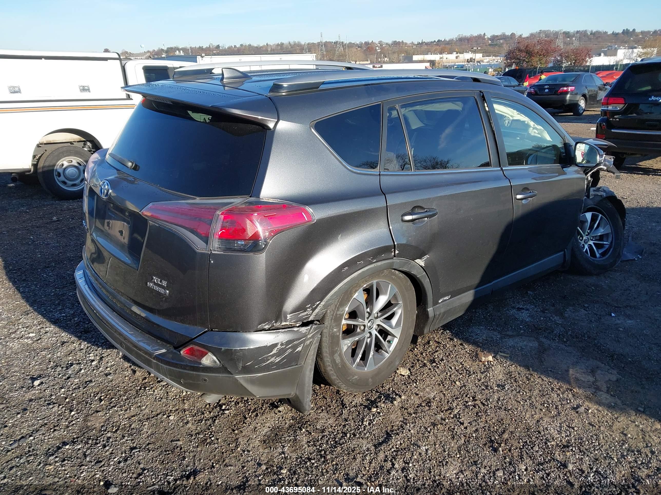 TOYOTA RAV4 image 4