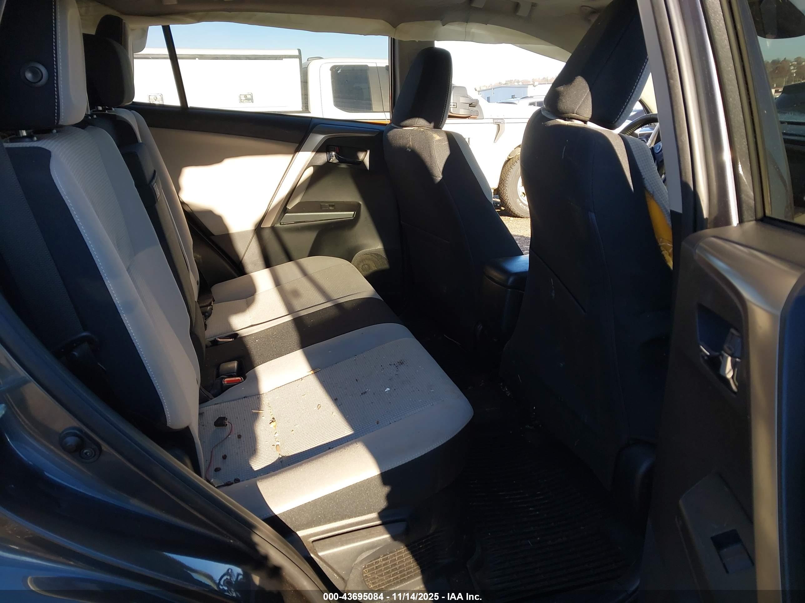 TOYOTA RAV4 image 8