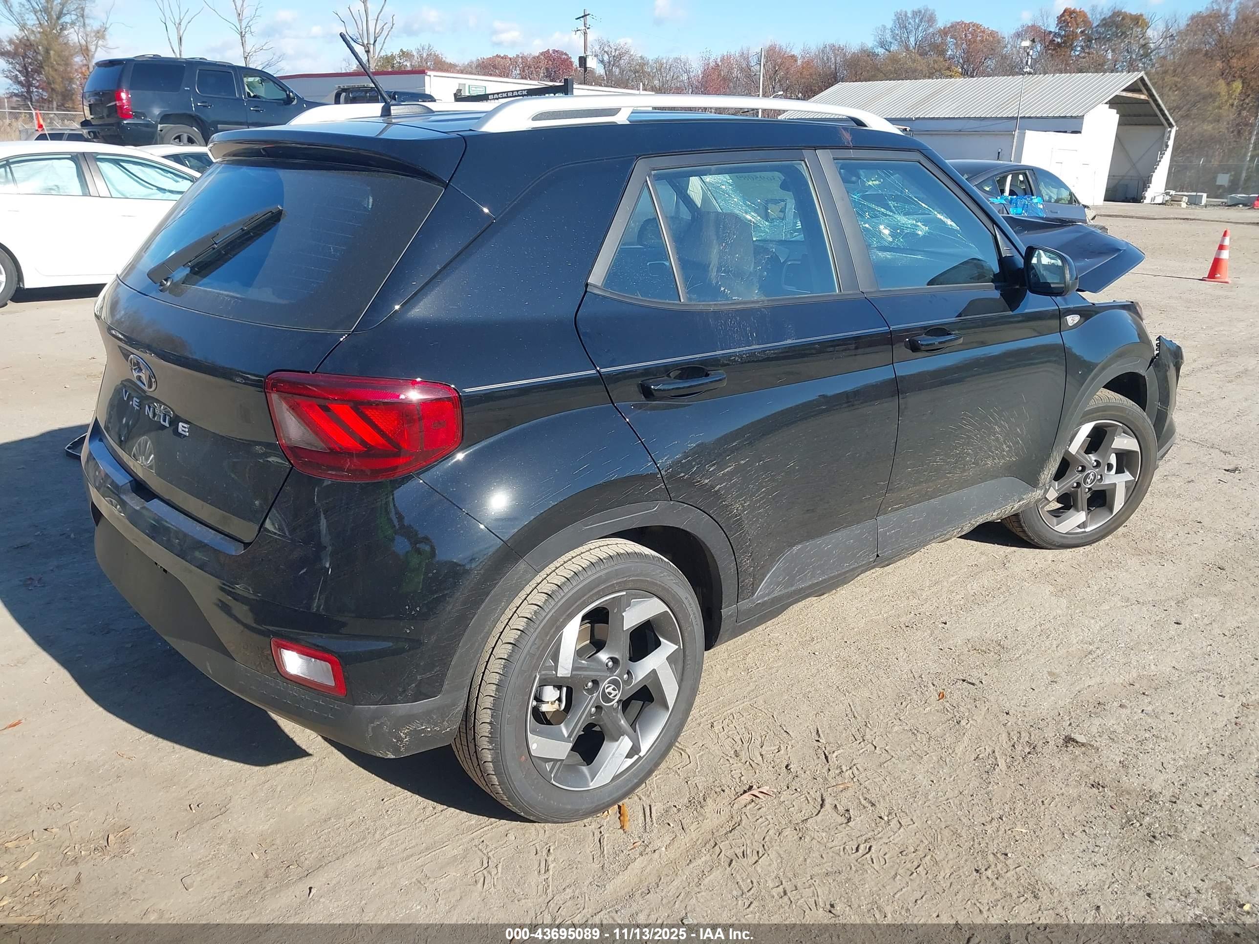 HYUNDAI VENUE image 4