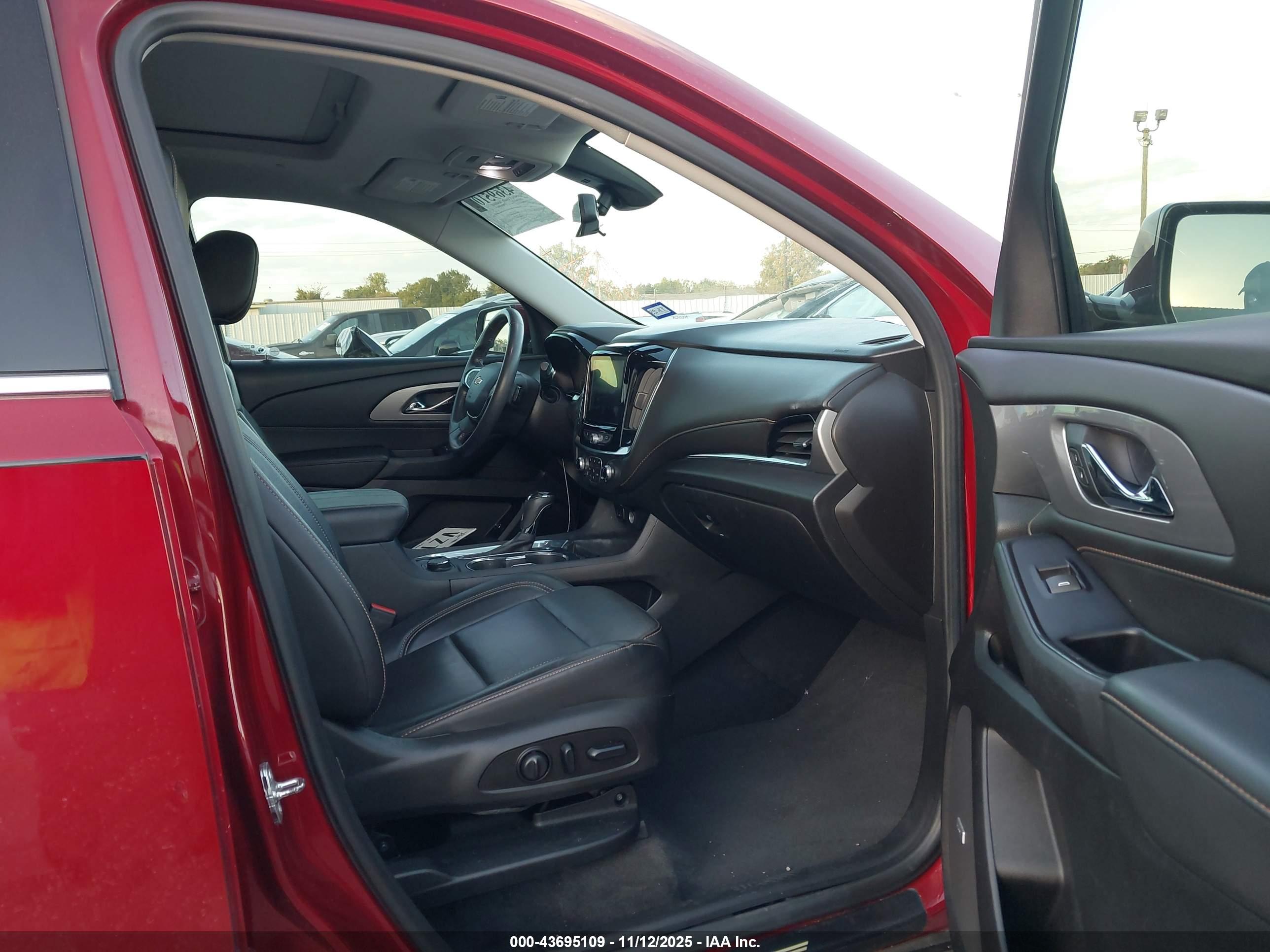 CHEVROLET TRAVERSE image 5