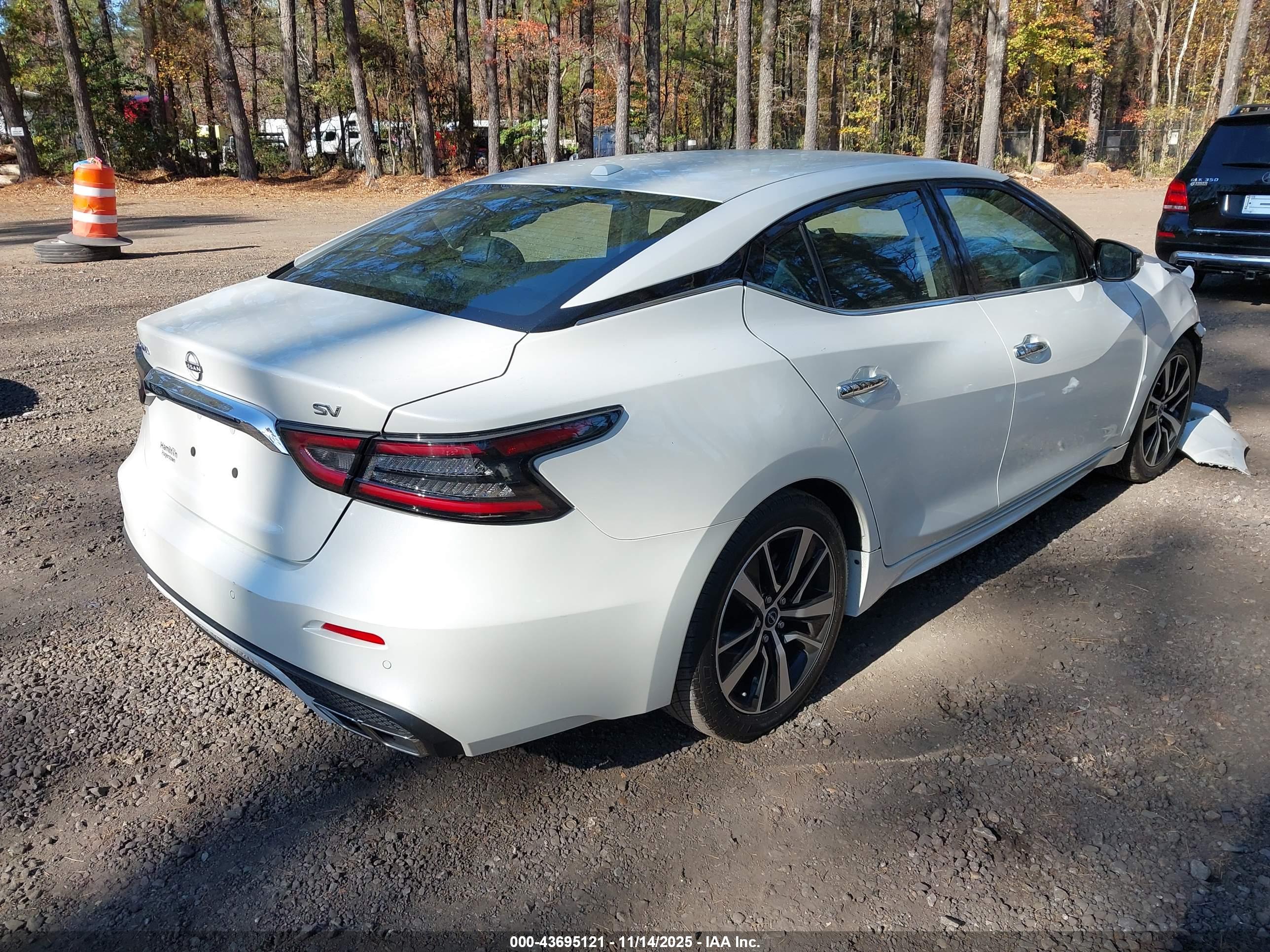 NISSAN MAXIMA image 4