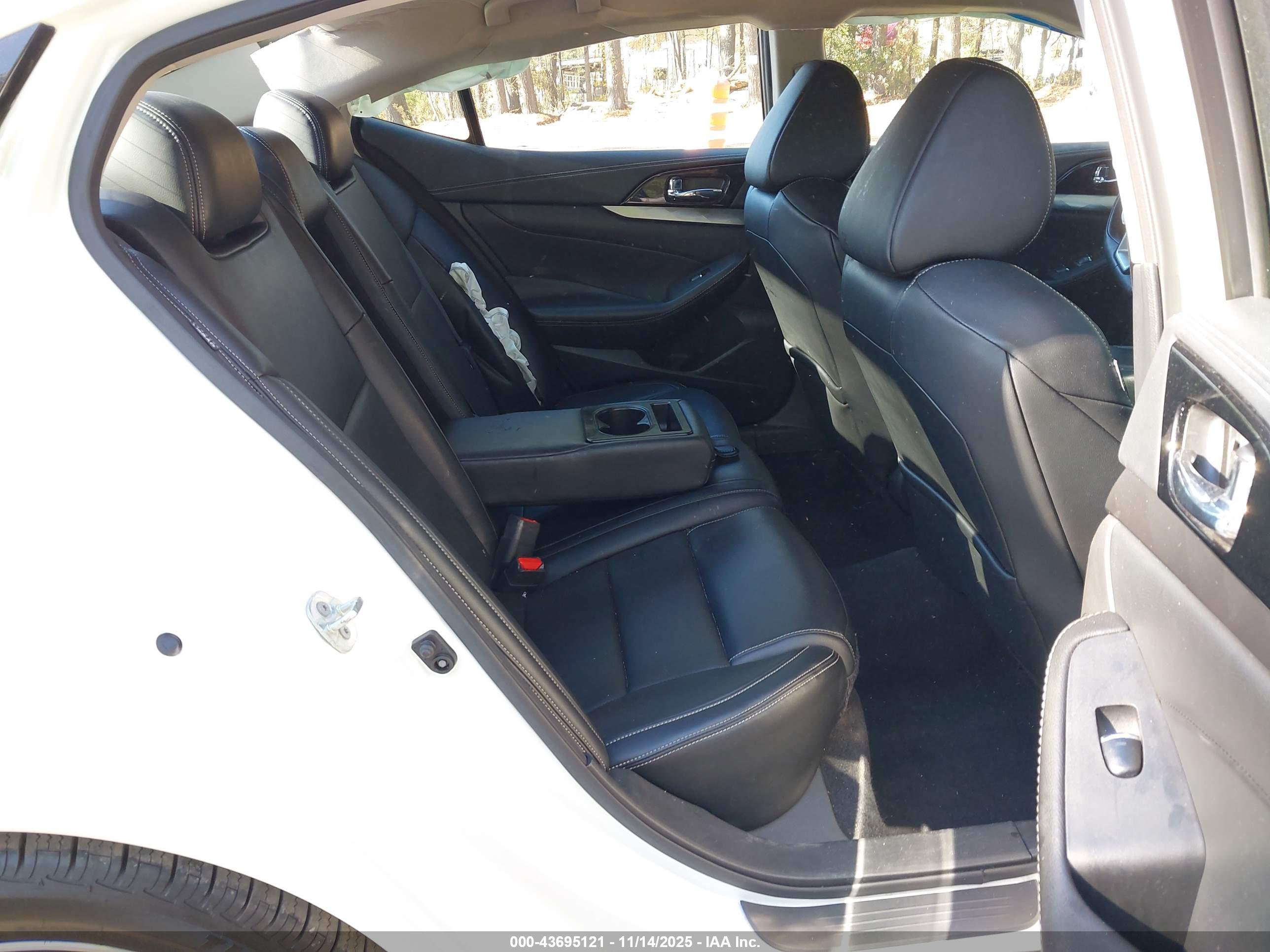 NISSAN MAXIMA image 8
