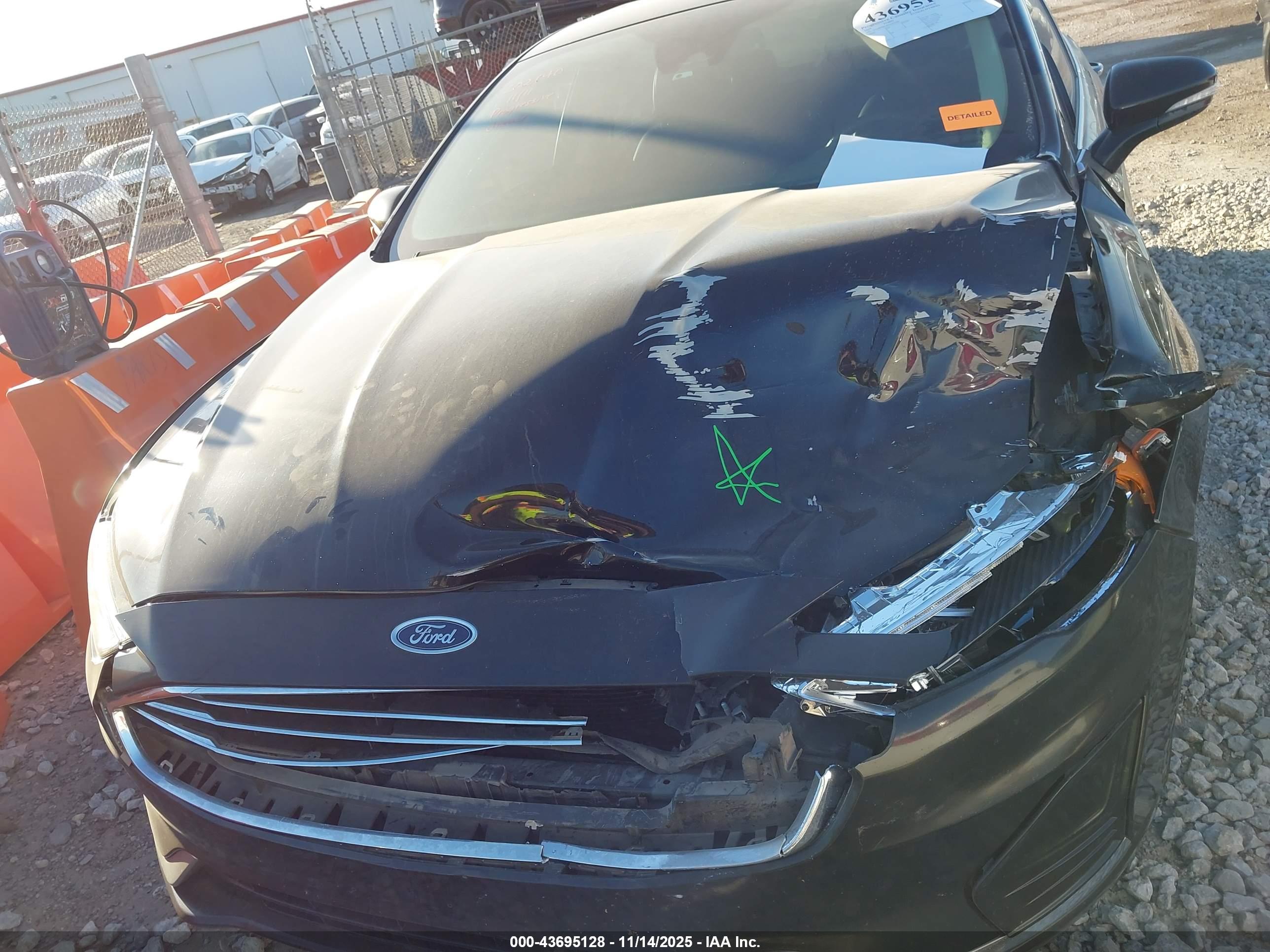 FORD FUSION image 10