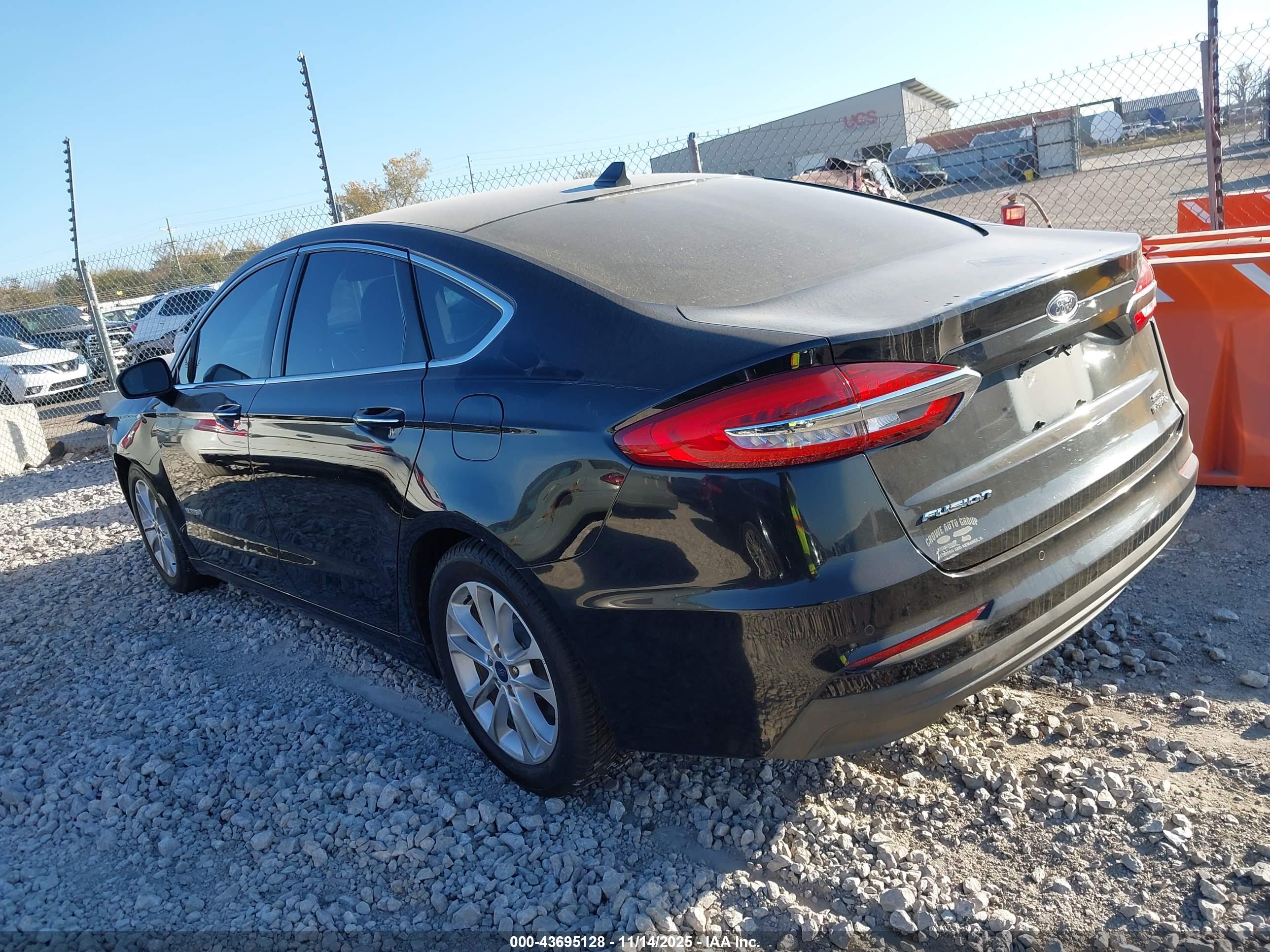 FORD FUSION image 3