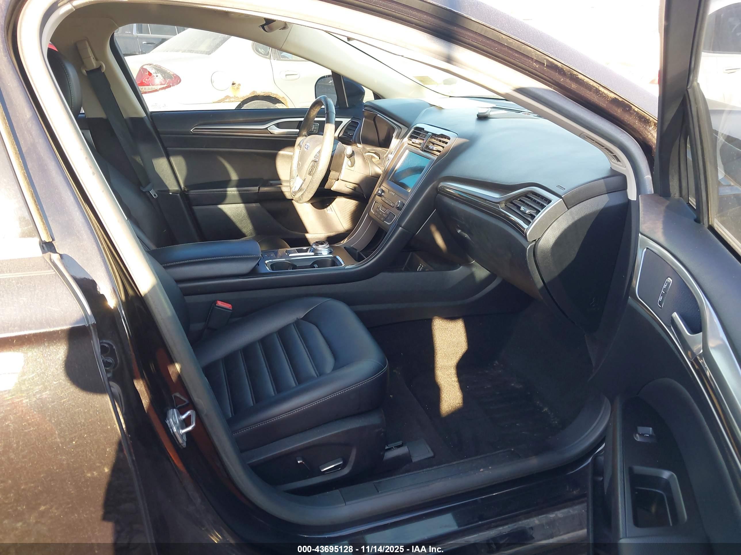 FORD FUSION image 5