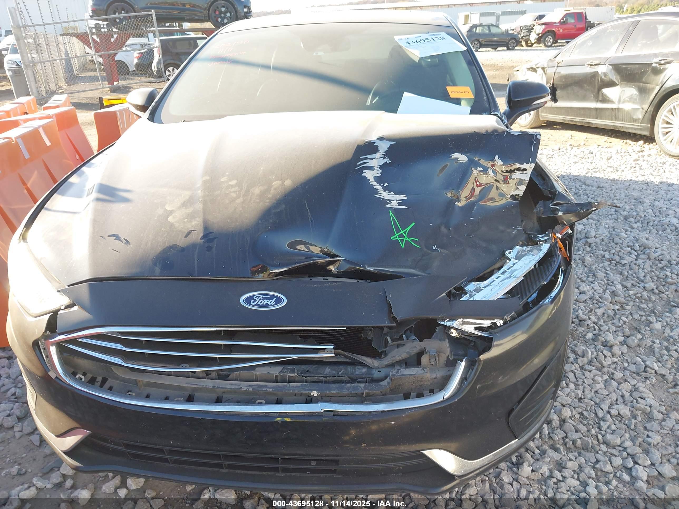 FORD FUSION image 6