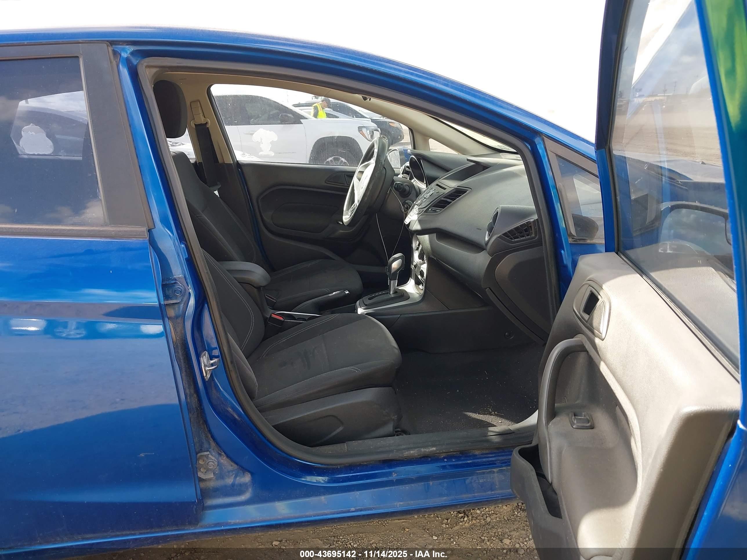 FORD FIESTA image 5