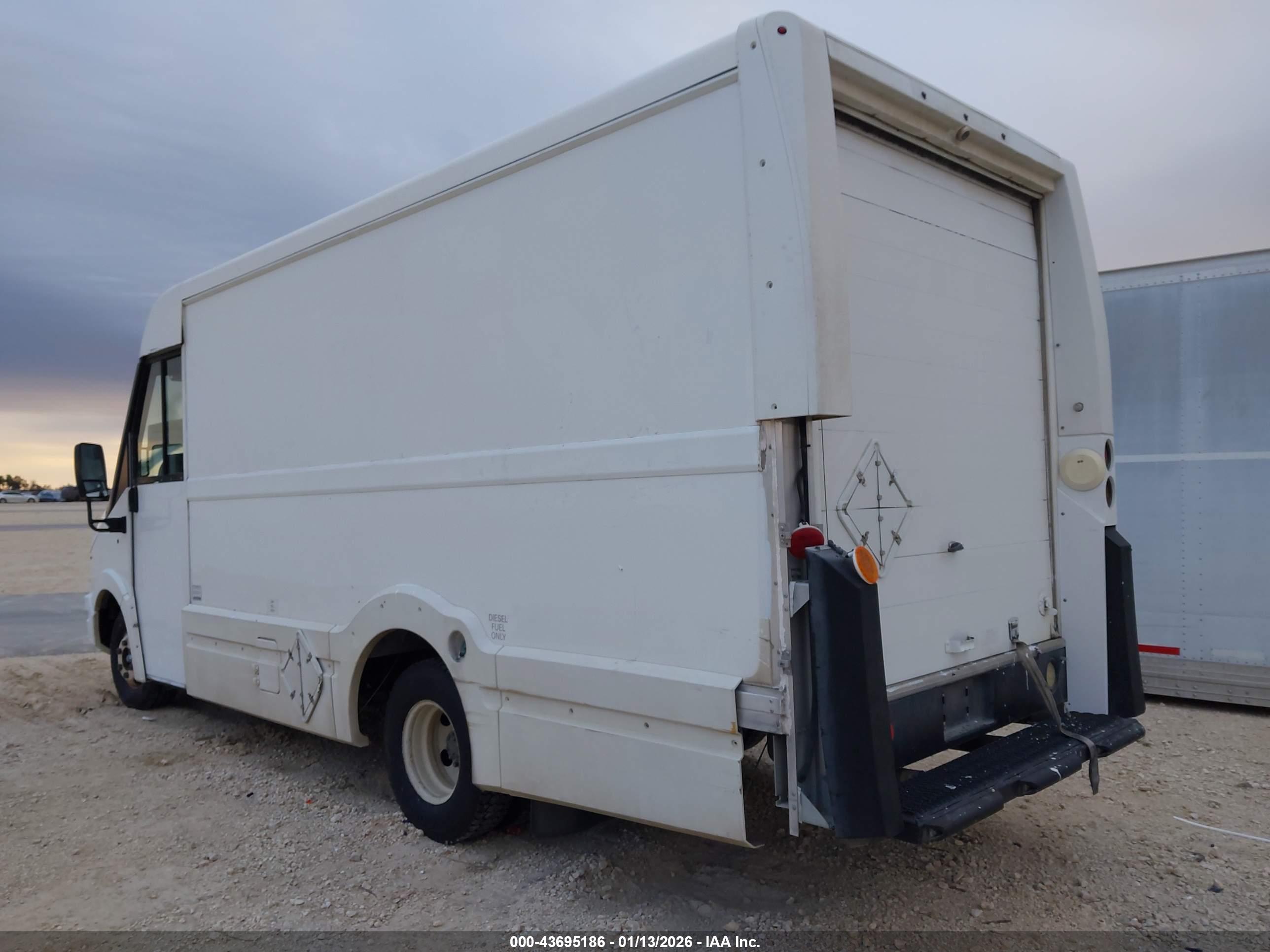 ISUZU NPR image 3