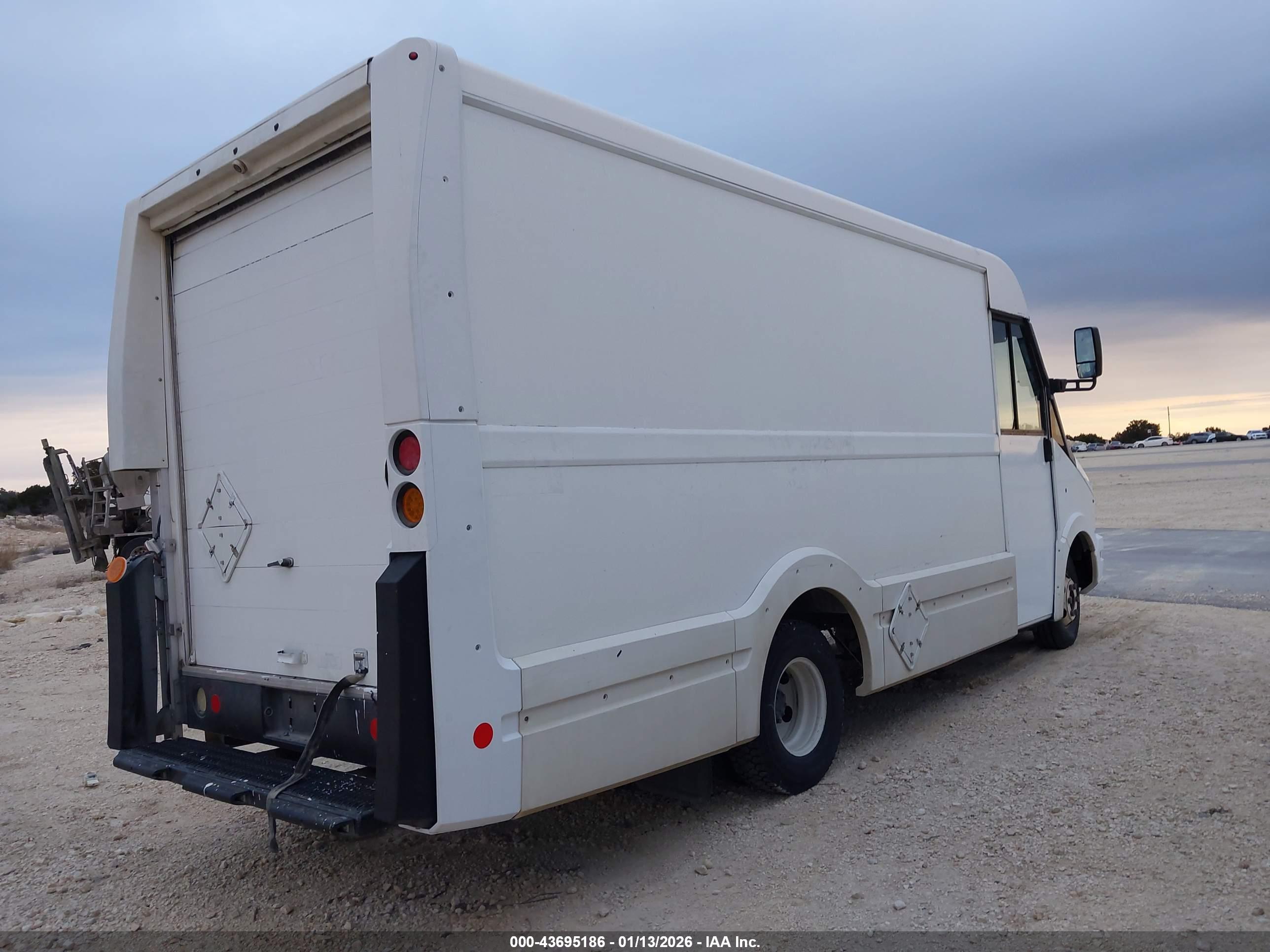 ISUZU NPR image 4