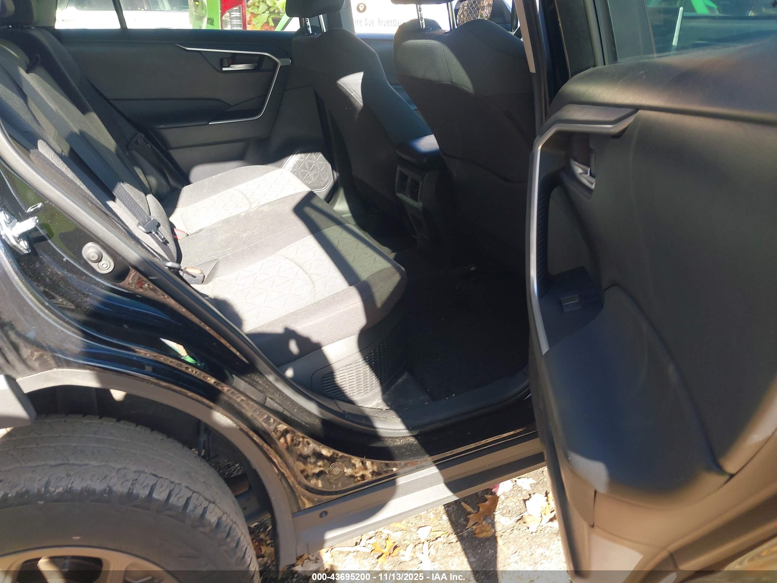 TOYOTA RAV4 image 8