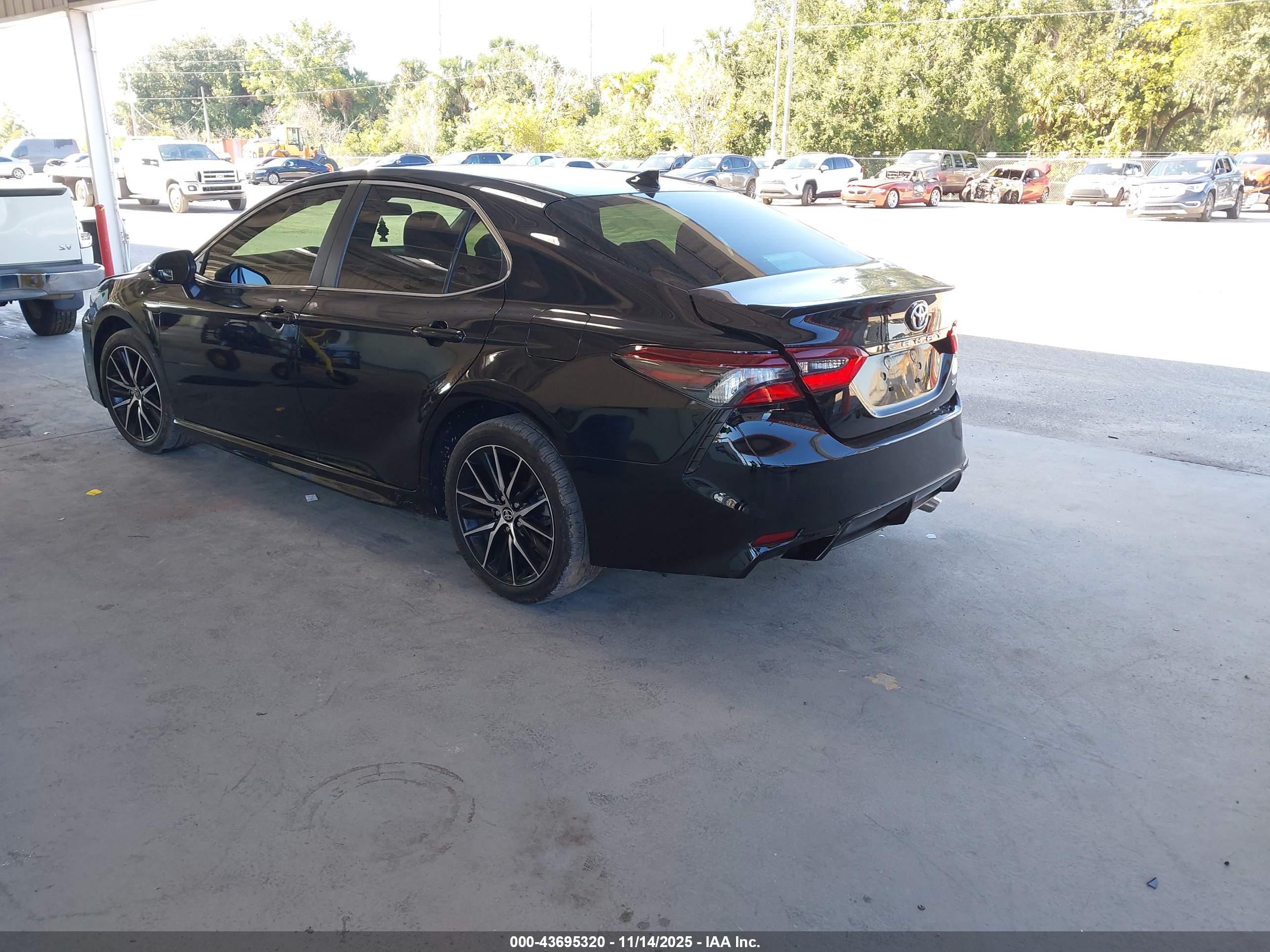 TOYOTA CAMRY image 3